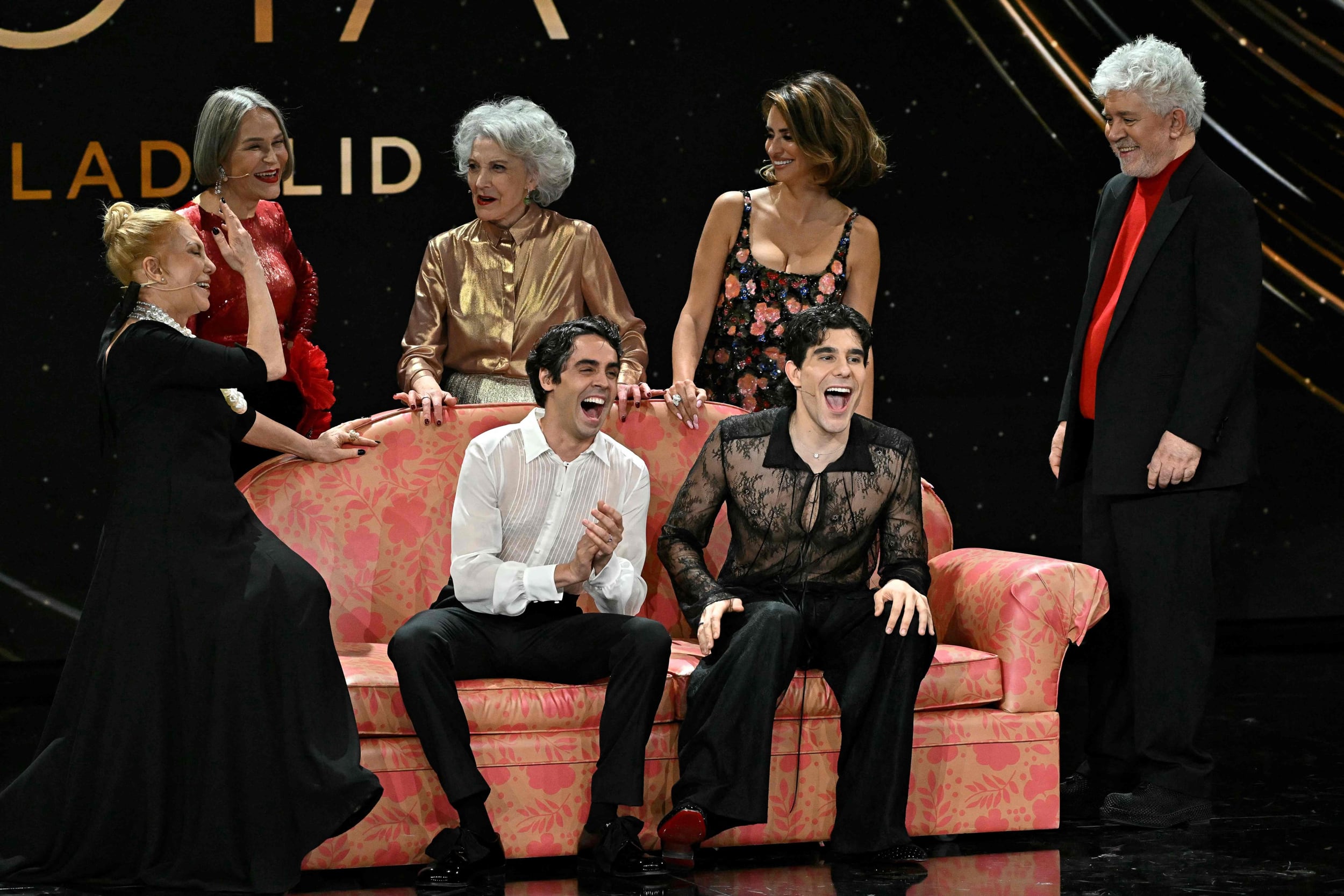 Un emotivo momento de los Premios Goya 2024, el homenaje a Pedro Almodóvar con parte del elenco de Todo sobre mi madre, incluidas Cecilia Roth, Marisa Paredes y Penélope Cruz