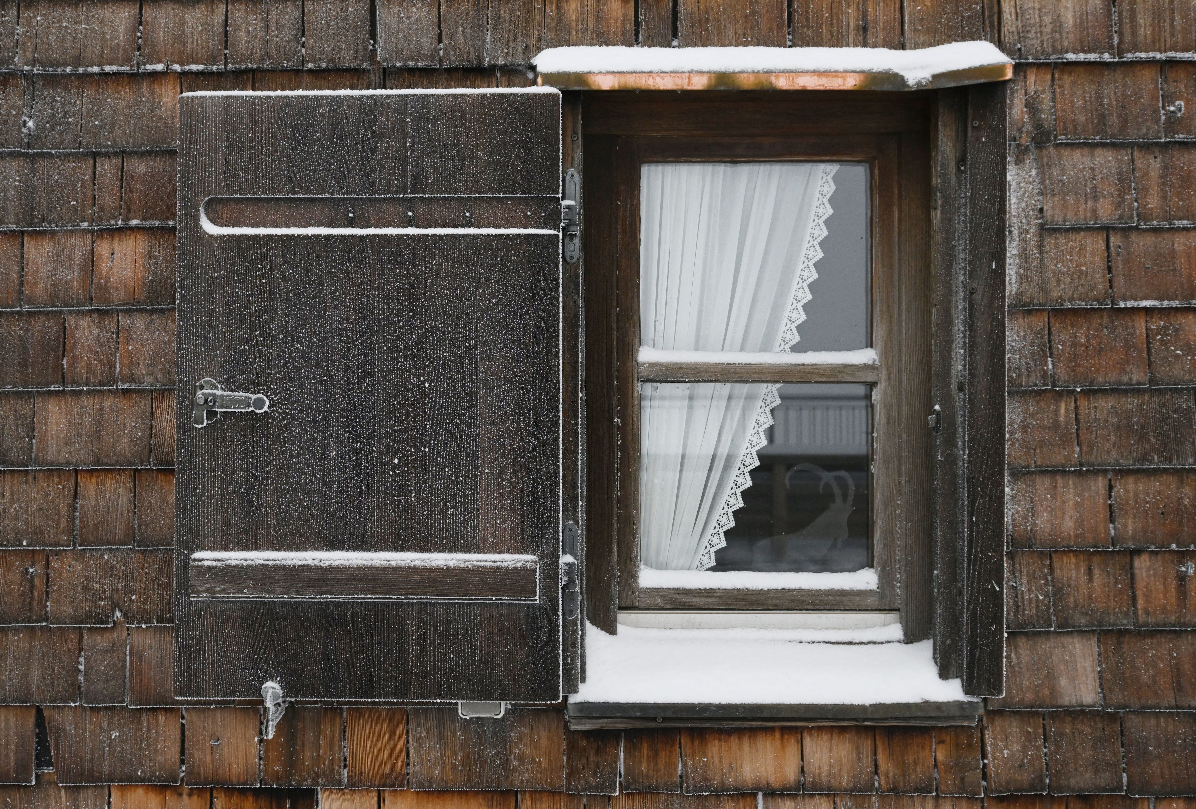 Los selladores y kits de aislamiento mejoran la eficiencia energética al sellar fugas en ventanas y puertas. (REUTERS/Angelika Warmuth)