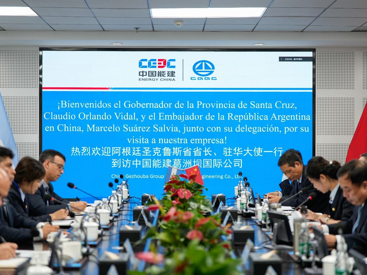 Reunión en la sede del gobernador Claudio Vidal con la cupula de la empresa CGGC, en China.