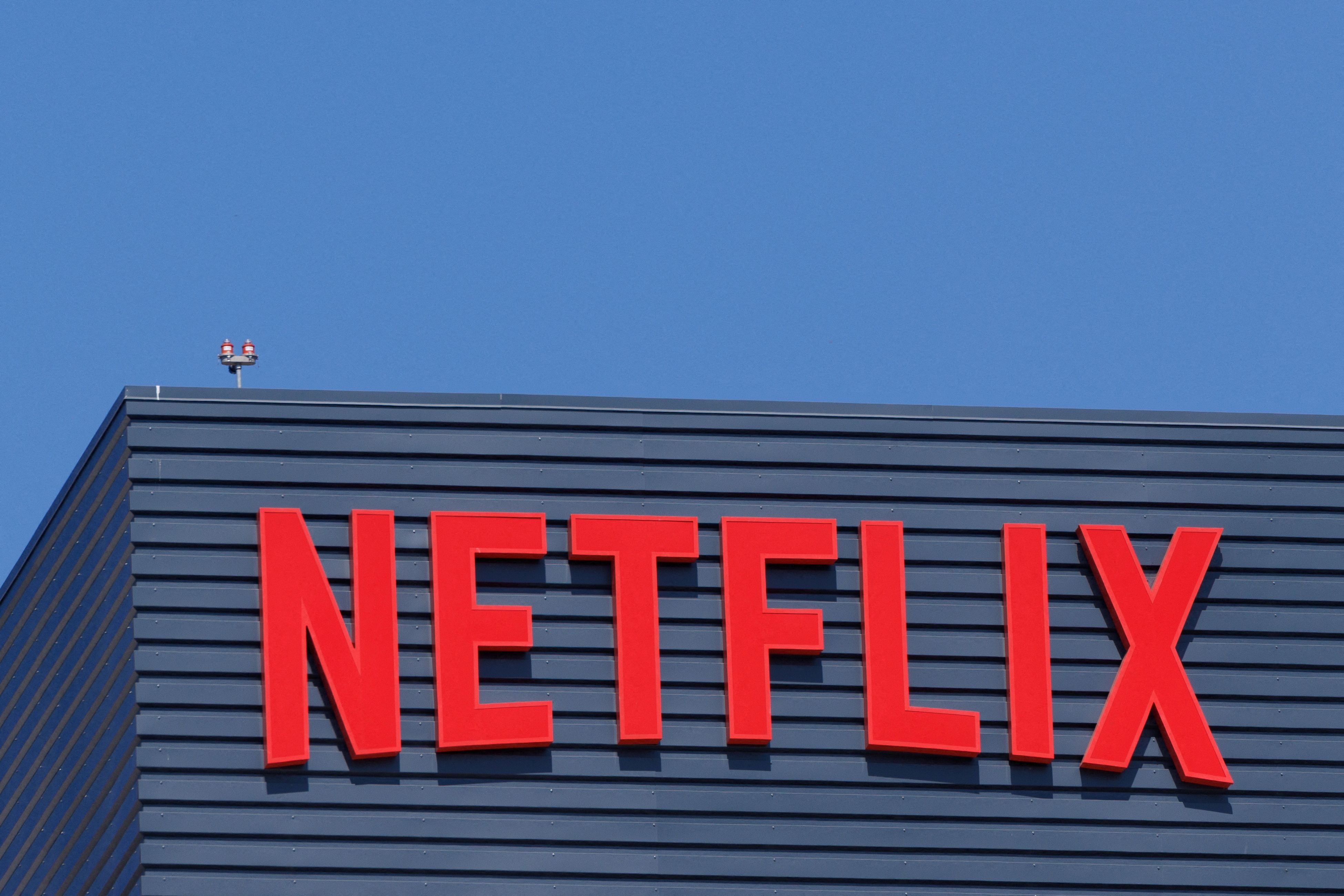 Logotipo de Netflix en uno de los edificios de Hollywood, Los Ángeles (Mike Blake/REUTERS) 