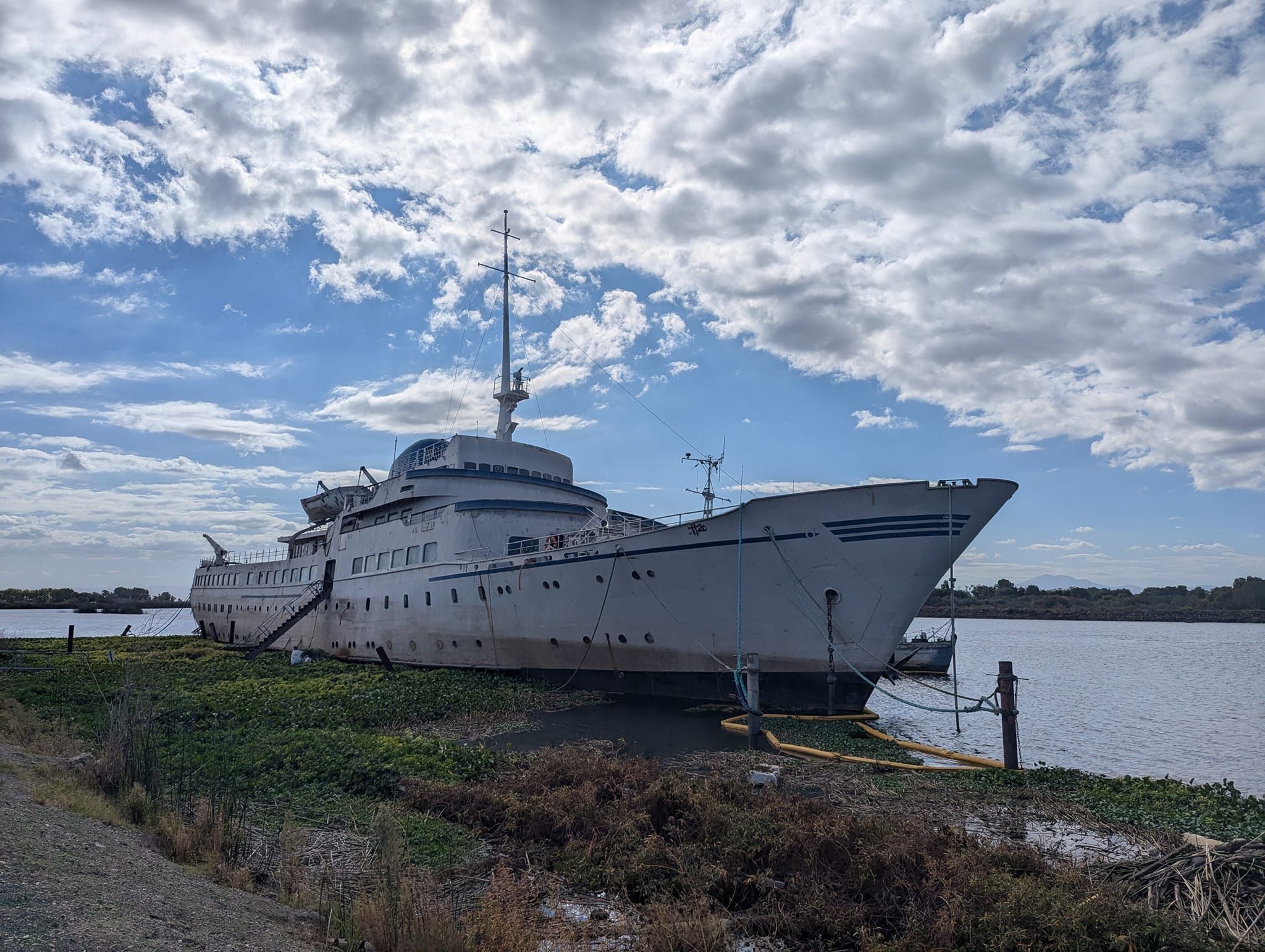 Exterior del barco Aurora, el cual está amarrado y en proceso de restauración. (Cuenta de Facebook de Aurora Restoration Project)