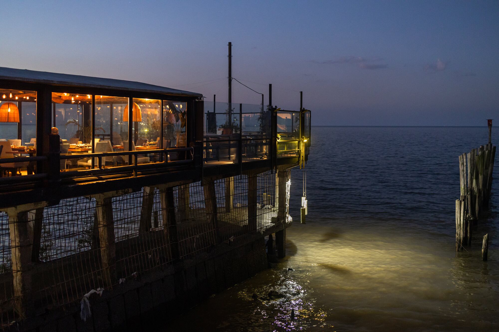 Restaurante Garibaldi sobre el mismo Río de la Plata