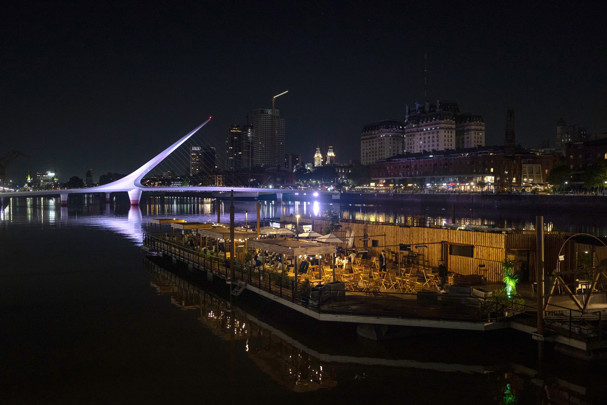 Plataforma flotante en el Dique 1 de Puerto Madero