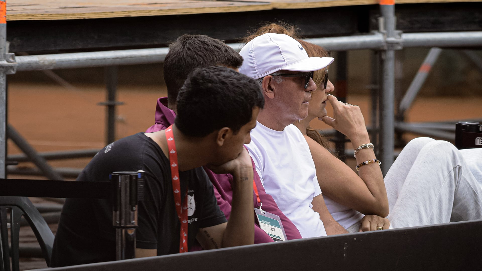 Jorge Burruchaga y su mujer acompañaron a Román en el duelo ante Jesper de Jong en el AAT Challenger Santander de Villa María (Foto: Omar Rasjido/Prensa AAT)