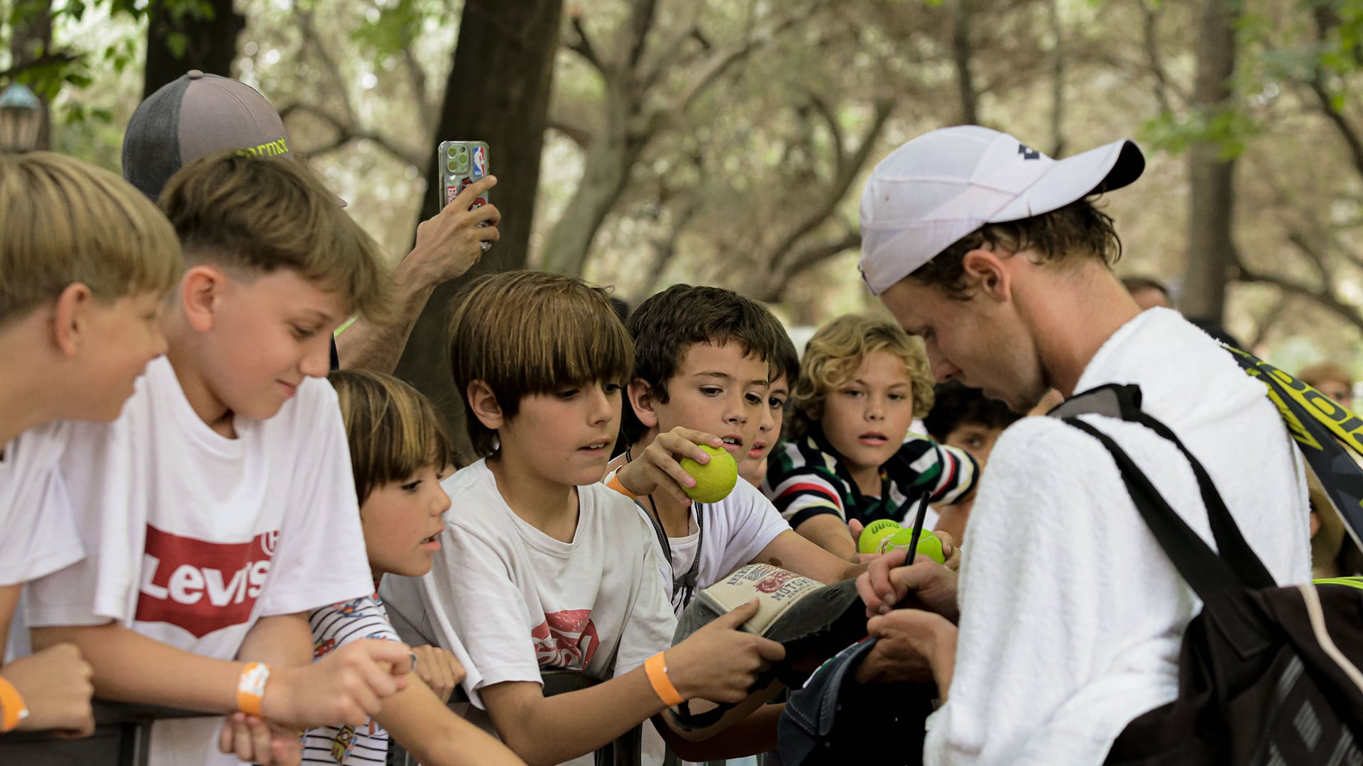 Jesper de Jong firma autógrafos a la salida del Court Central del Sport Social Club de Villa María, donde este domingo se medirá con Camilo Ugo Carabelli en la final del AAT Challenger Santander (Foto: Omar Rasjido/Prensa AAT)