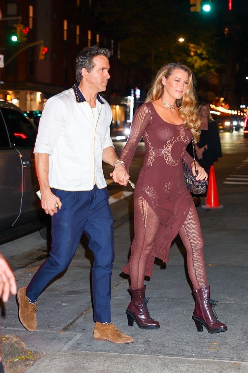 Para la ocasión, Blake Lively eligió lucir un vestido en color bordó que combinó con medias de red a tono y unos botines de Valentino. El bolso, en cambio, era de Chanel. El actor, por su parte, lució una camisa blanca con ribetes amarillos y cuello azul marino, pantalones azules y zapatos de gamuza marrones