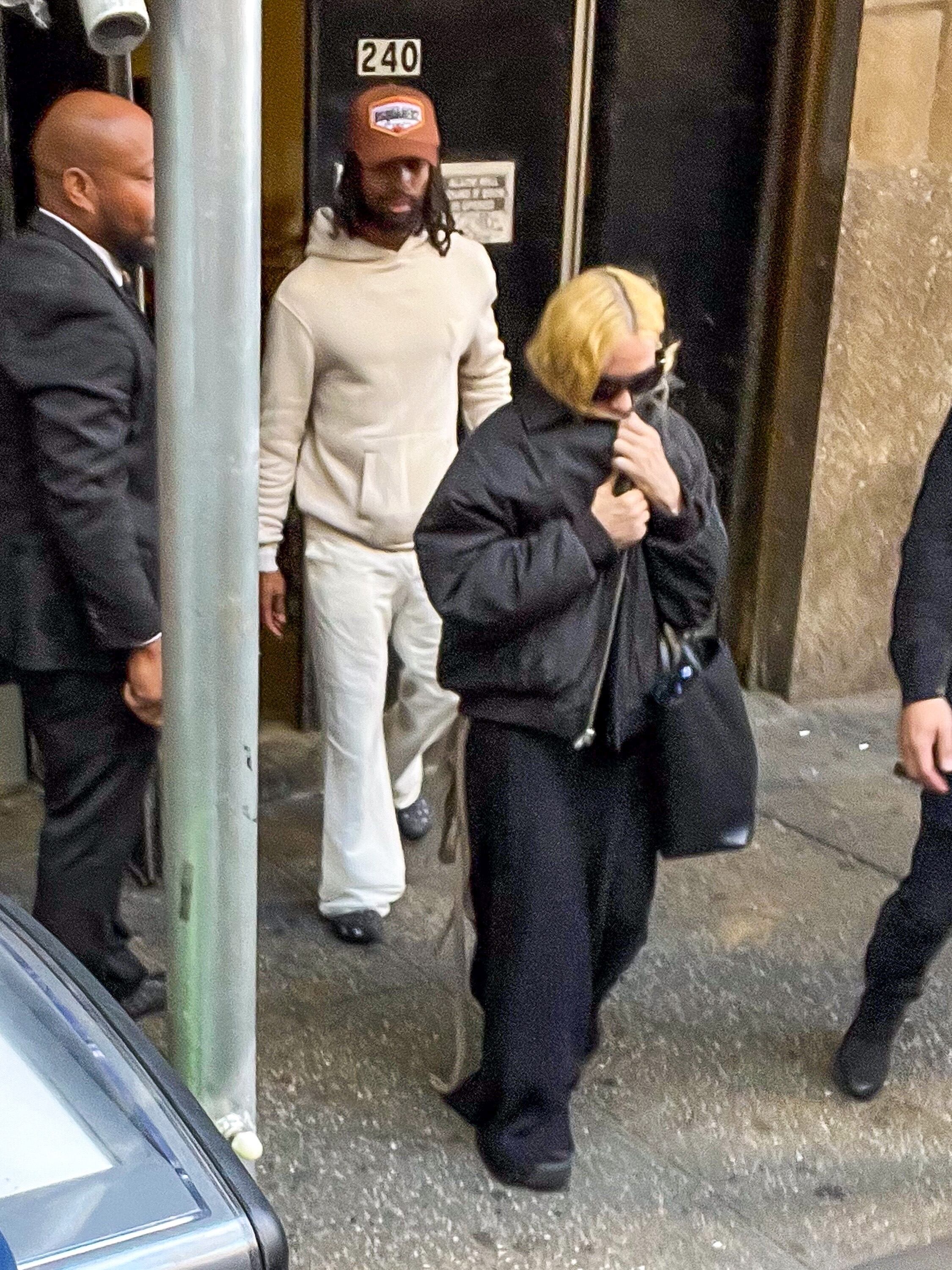 Luego de la dolorosa muerte de su hermano, Madonna fue vista el domingo junto a su novio Akeem Morris. La reina del pop salía junto con su pareja del Centro de Kabbalah en la ciudad de Nueva York. Christopher Ciccone falleció como consecuencia de un cáncer el 4 de octubre a los 63 años. Si bien era conocido por ser el hermano menor de la gran diva de la música, fue un reconocido artista, diseñador de interiores, bailarín y productor