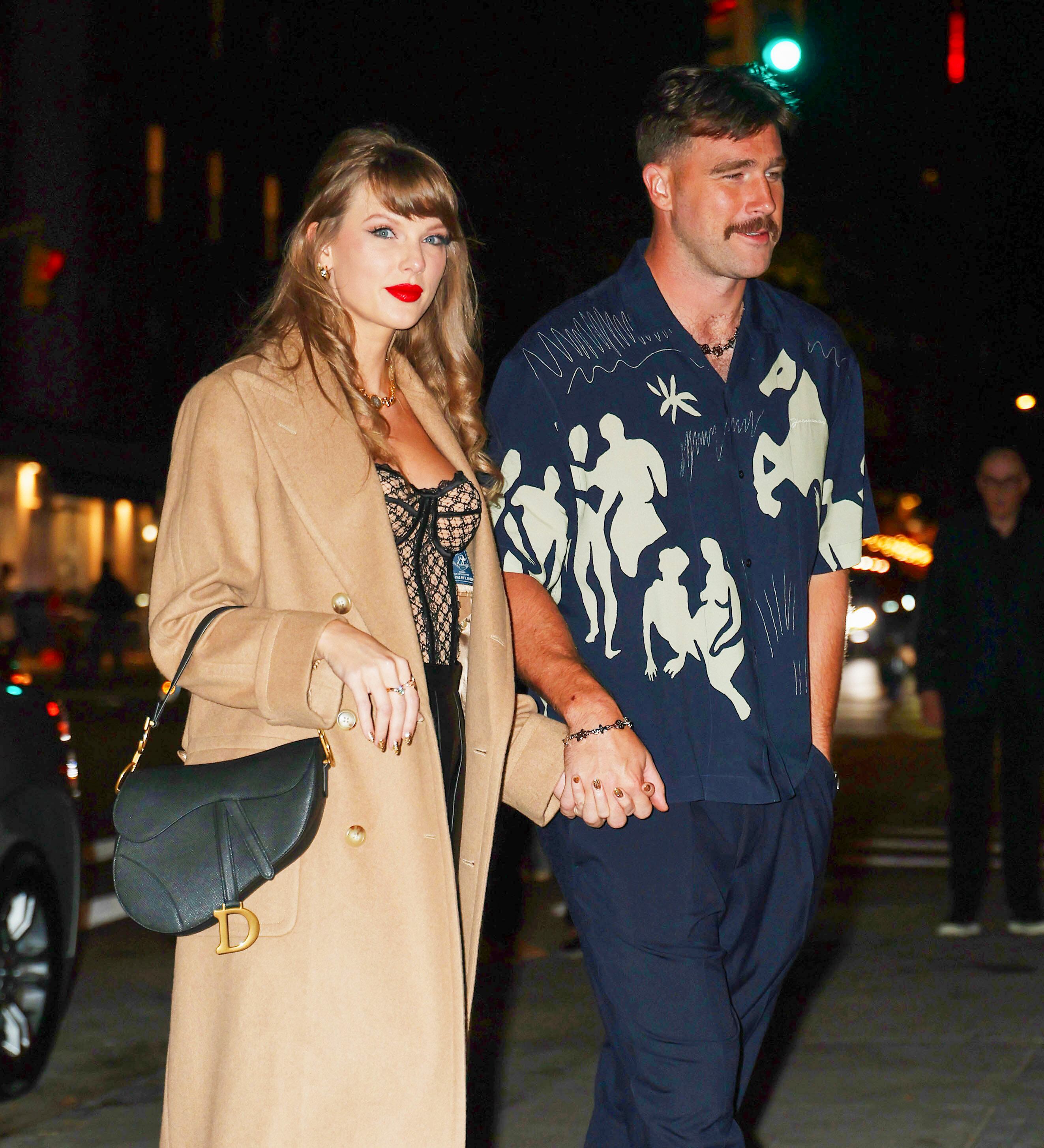 Taylor Swift y Travis Kelce, por su lado, optaron por un estilo más elegante: mientras la cantante eligió llevar un corset de red de Gucci en azul marino, una minifalda de cuero negra y un saco de piel de camello de Polo Ralph Lauren que combinó con un par de botas de plataforma negras Louis Vuitton Roxy, la estrella de la NFL lució una camisa estampada, pantalones azules y zapatillas blancas