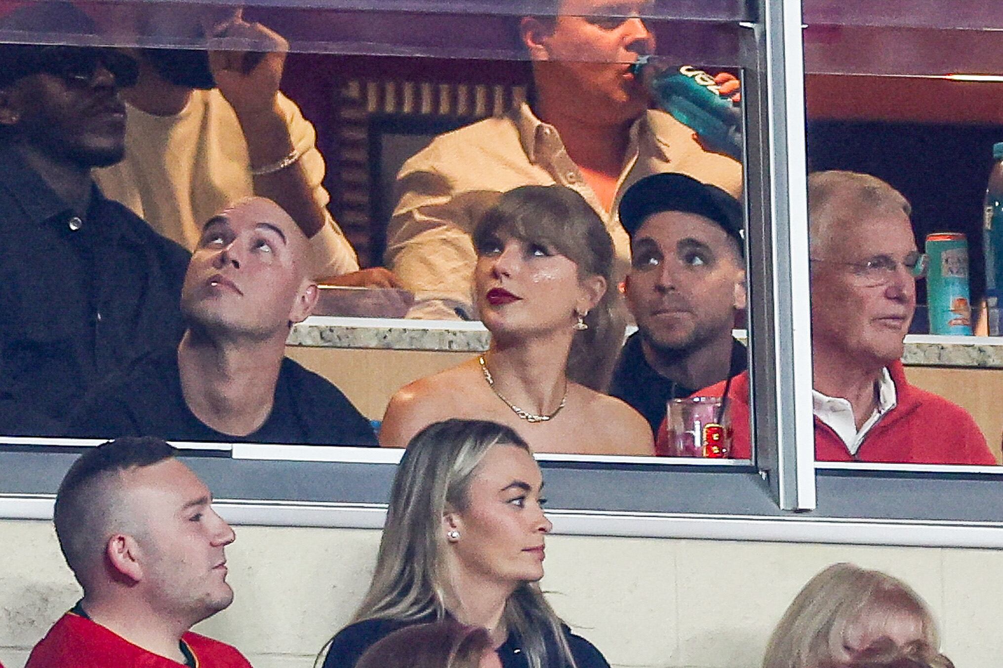 Desde que se pusieron de novios, es usual ver a Taylos Swift alentando a Kelce en cada estadio que se presenta. Y siempre que puede acude acompañada: en esta oportunidad disfrutó del partido con su papá, pero también es común verla con Blake Lively, una de sus grandes amigas