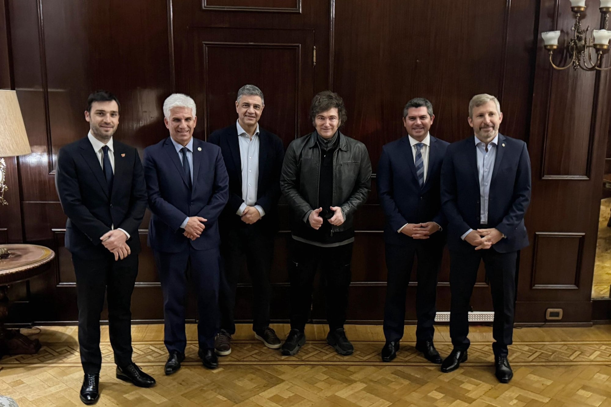 Javier Milei en Casa Rosada con Jorge Macri, Rogelio Frigerio, Ignacio Torres, Claudio Poggi y Marcelo Orrego