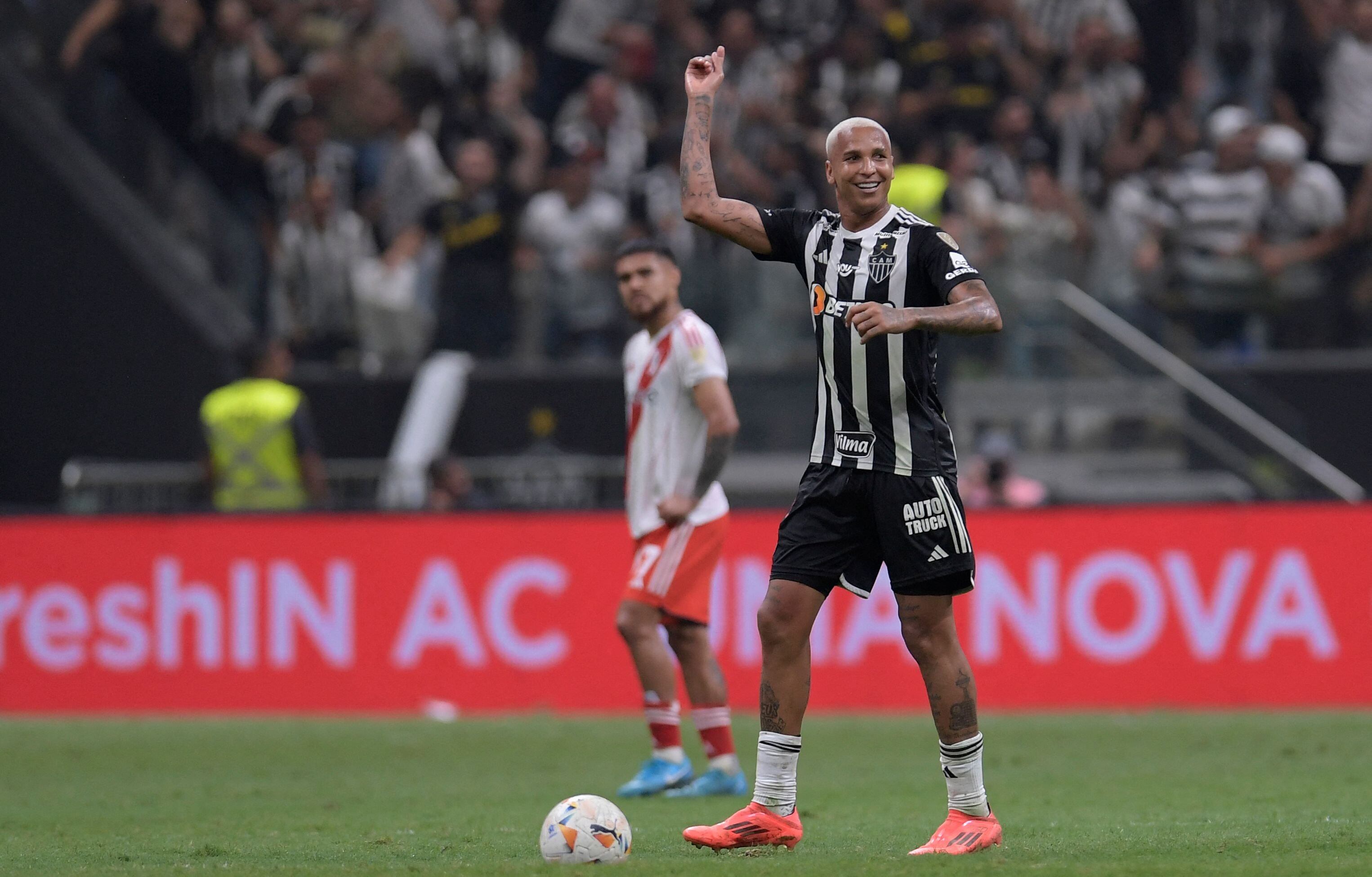 Deyverson convirtió los dos goles en la ida de la semifinal contra River