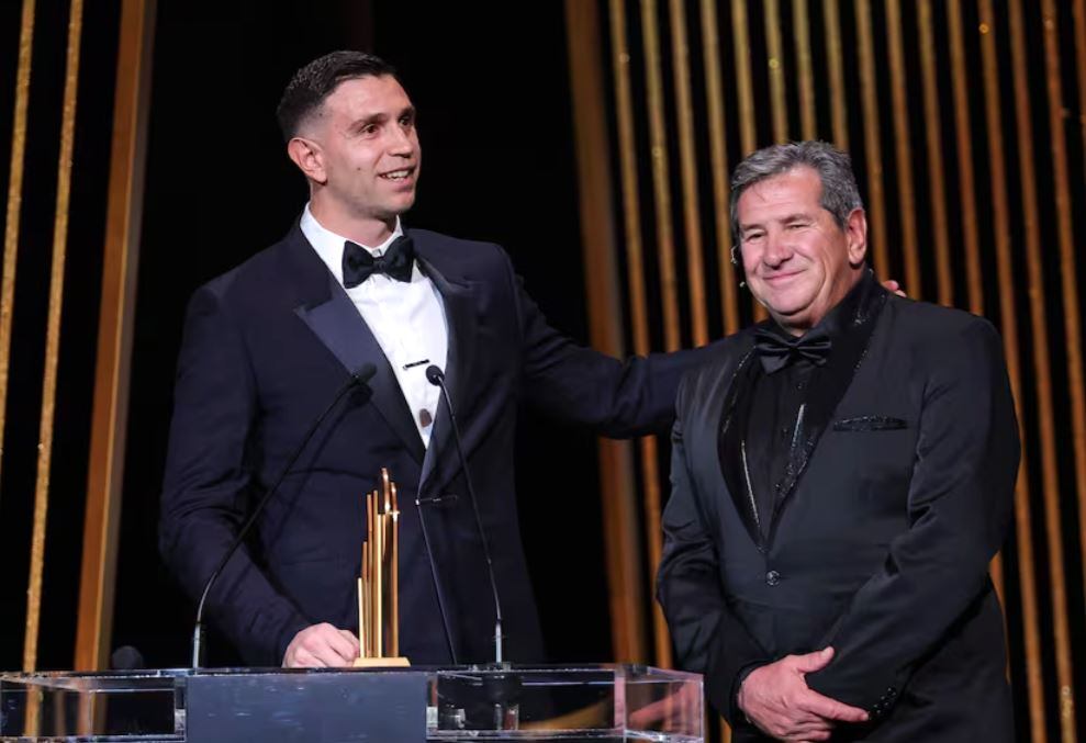 Emiliano Martínez junto a su papá en la entrega del Balón de Oro 2023