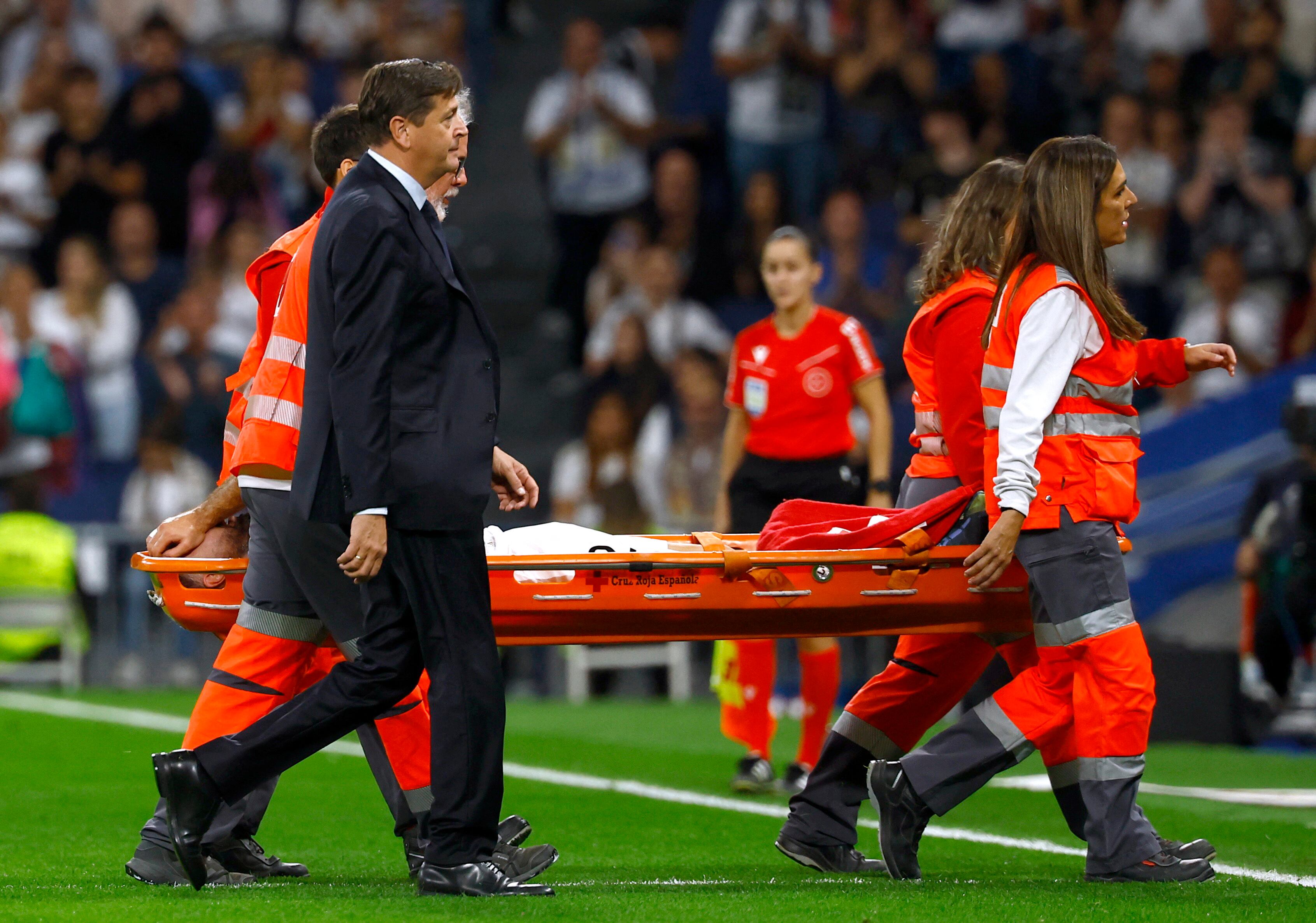 La desoladora imagen de cómo era retirado Dani Carvajal del terreno de juego tras su golpe en la rodilla (REUTERS/Susana Vera)