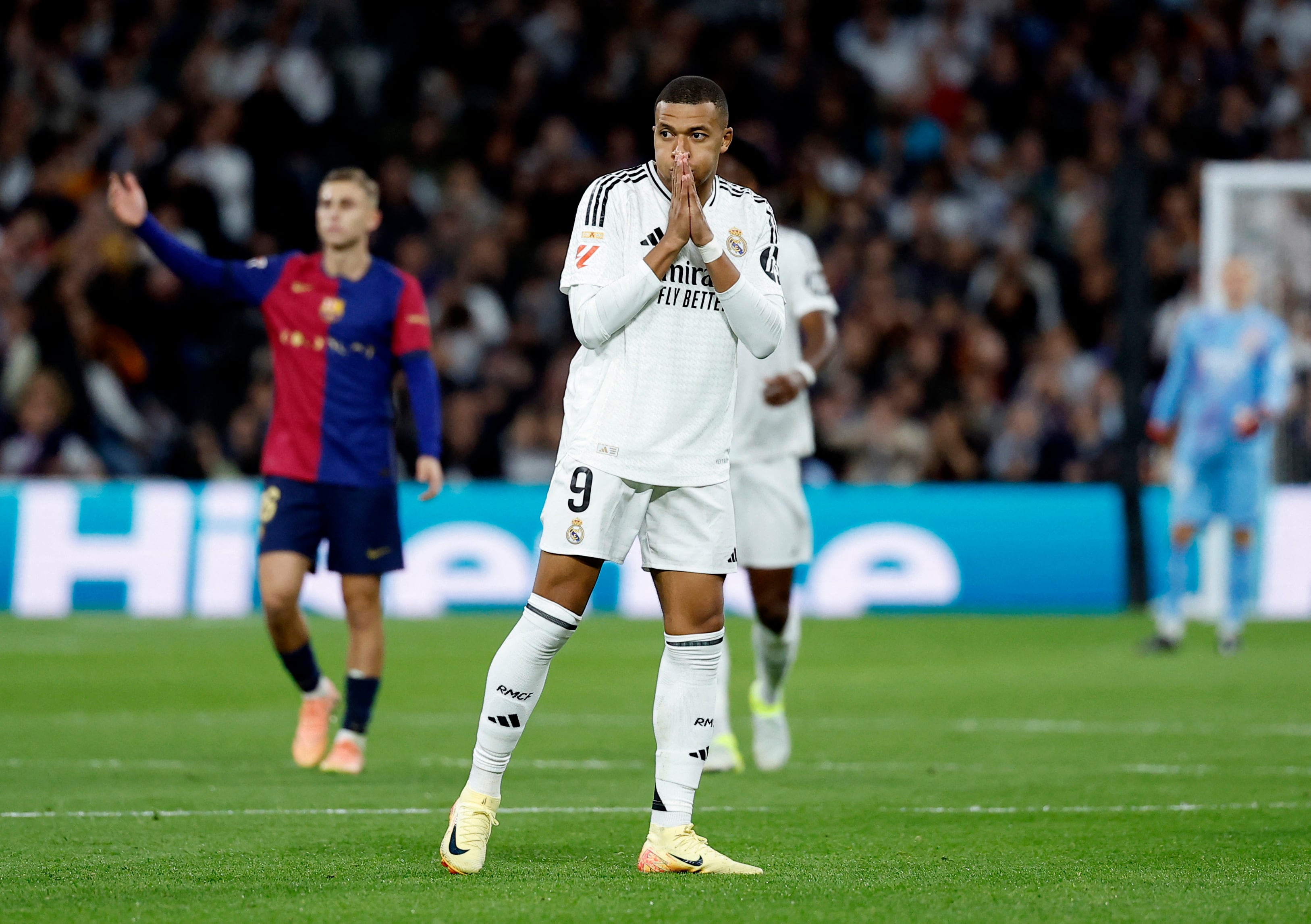 Los jugadores del Real Madrid y del FC Barcelona durante El Clásico (REUTERS/Juan Medina)