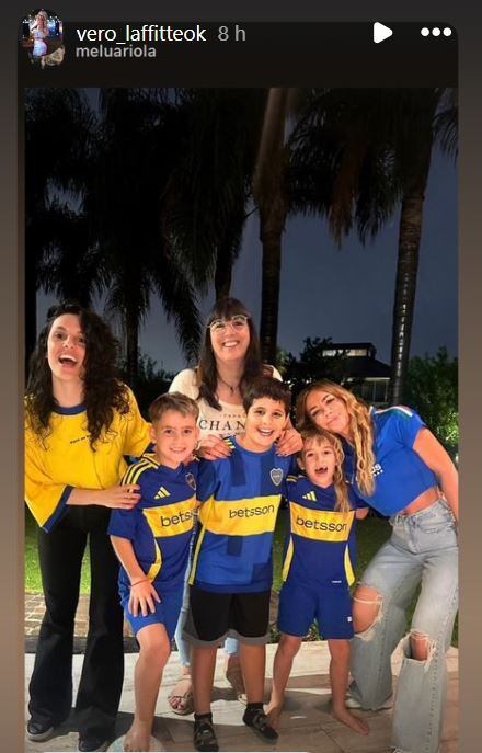 Verónica Laffitte, pareja de Gago, junto a sus hijos y amigas