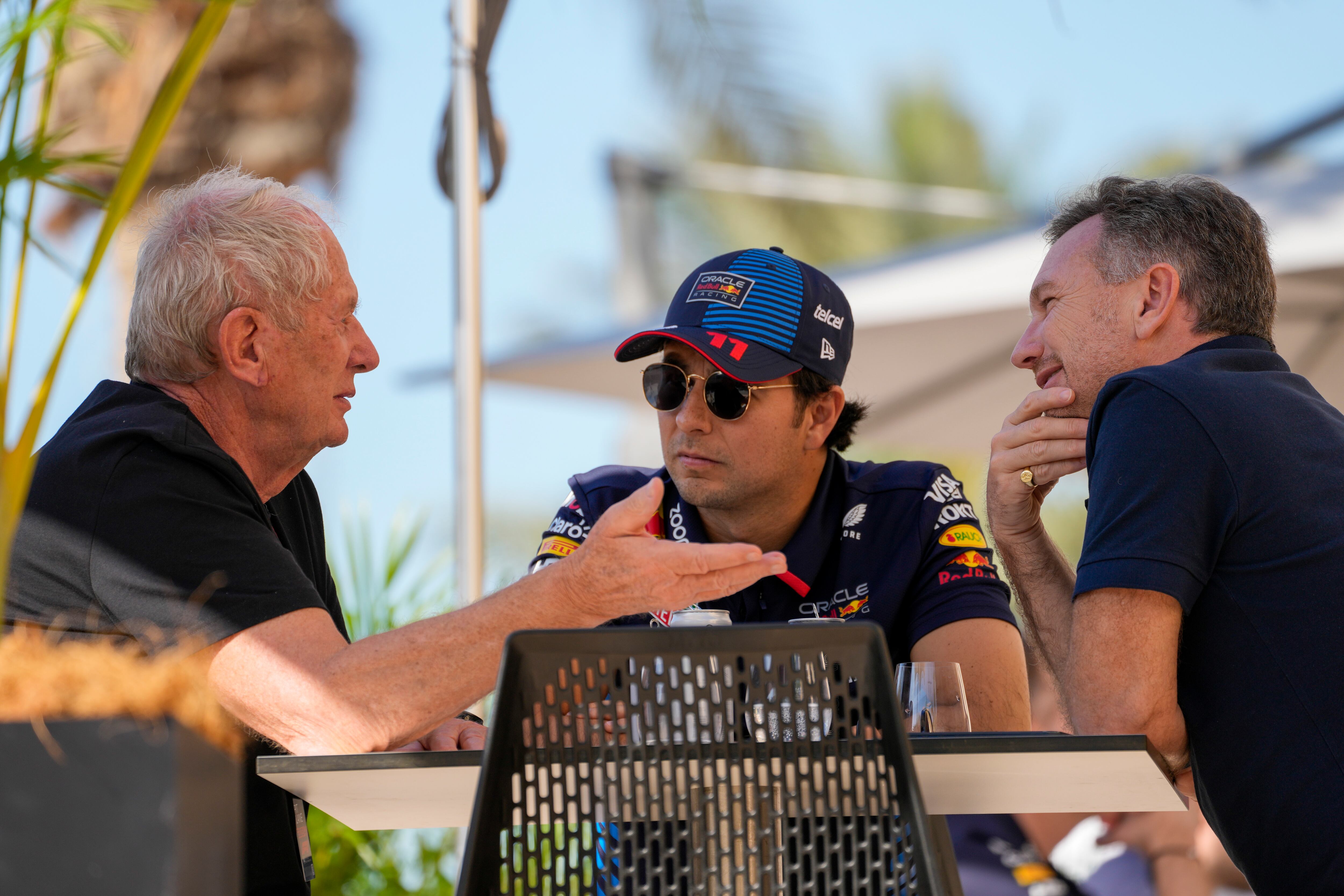 Helmut Marko, Sergio Checo Pérez y Christian Horner, el futuro del piloto mexicano vuelve a ofrecerse inestable a pesar de la renovación del vínculo con Red Bull Racing en junio pasado