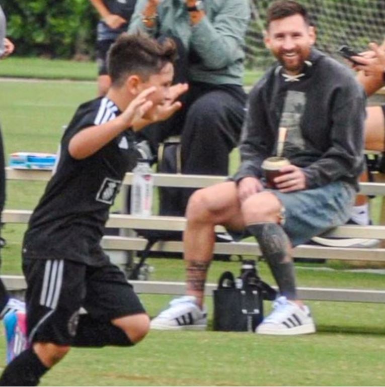 Lionel Messi sonríe al ver festejar a su hijo Mateo