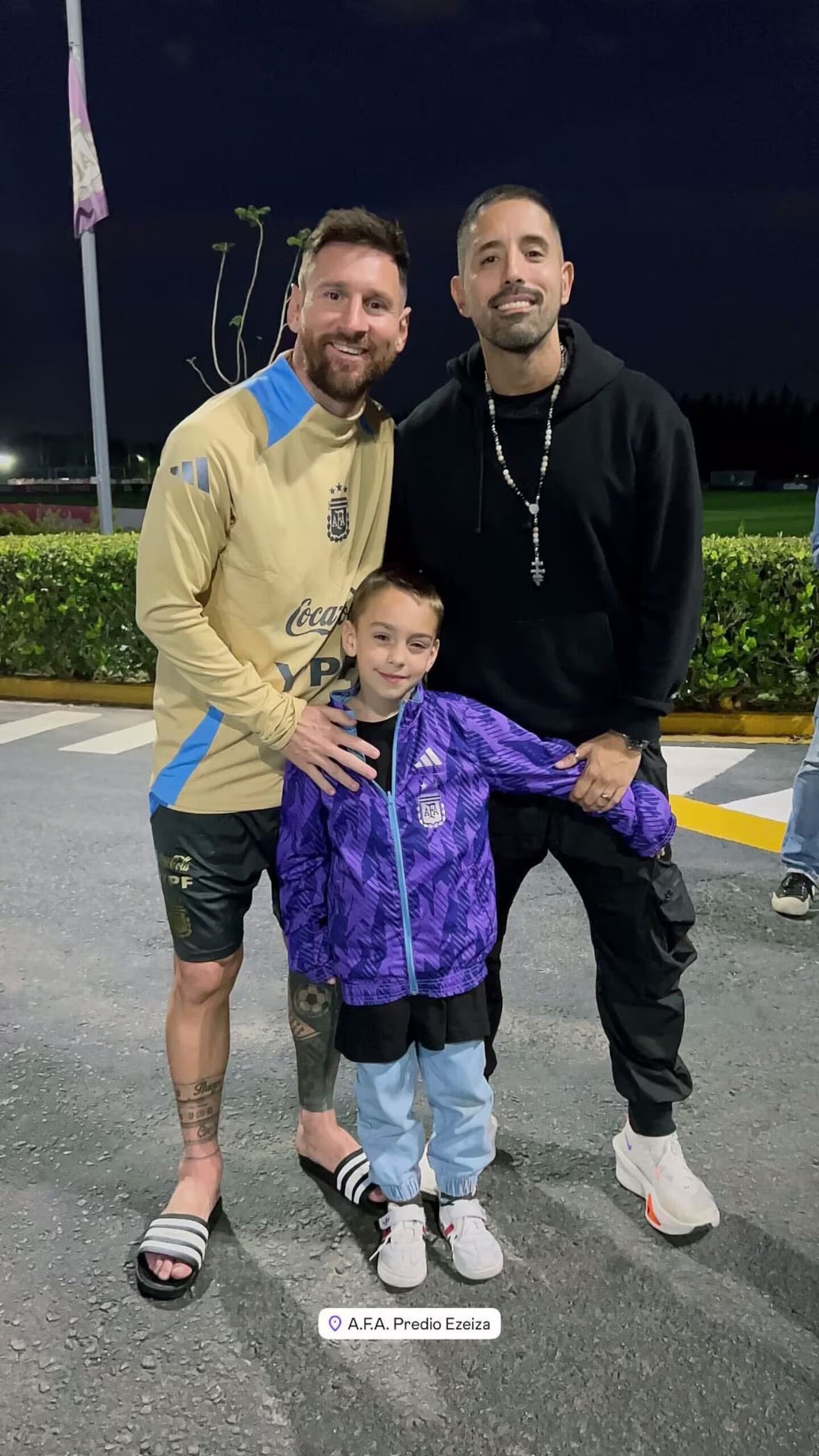 La foto que se sacó el niño con Lionel Messi