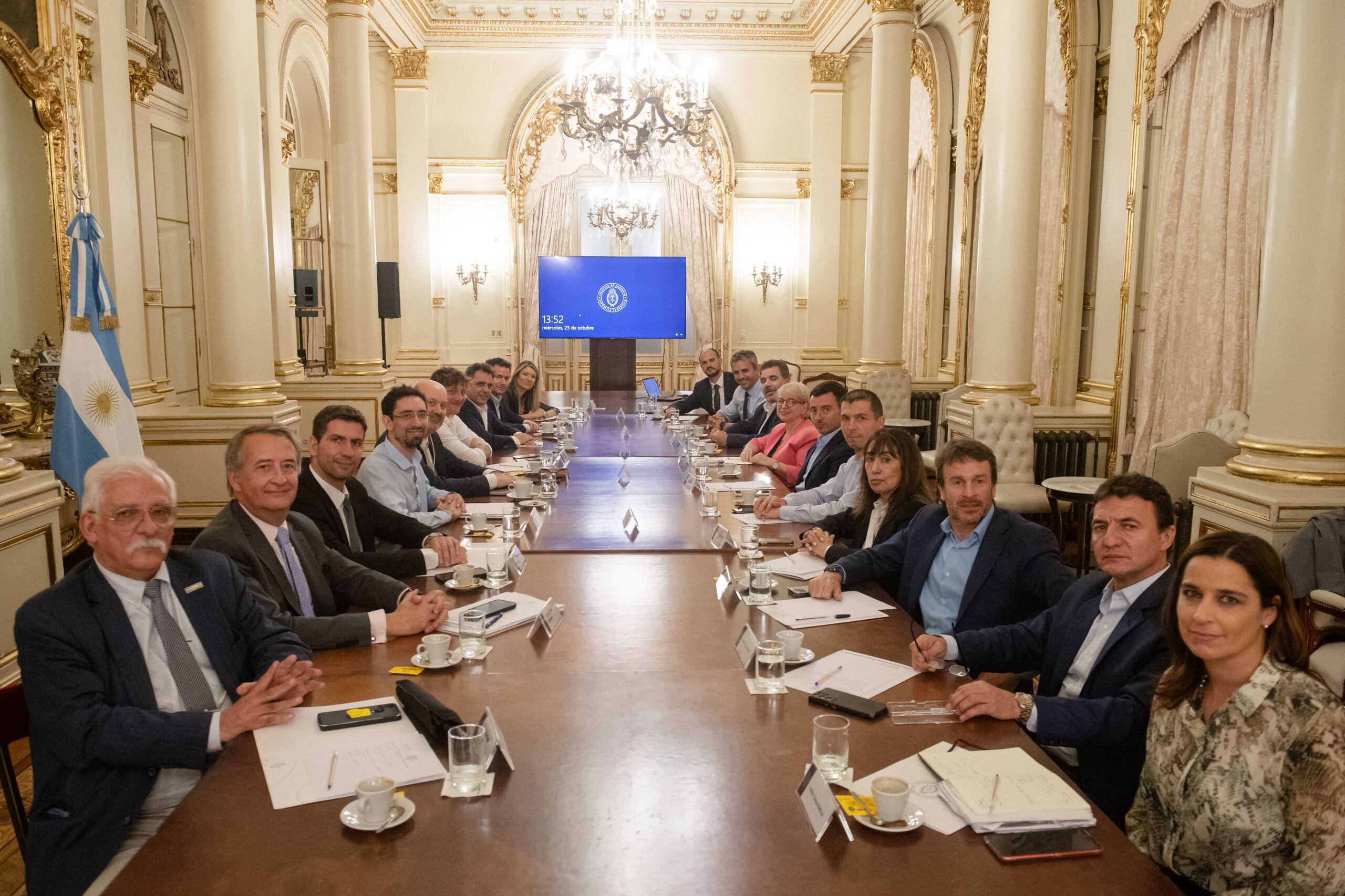 La foto de un grupo de radicales con representantes del Gobierno que terminó de romper el bloque