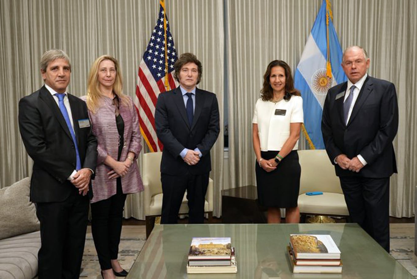 El Presidente Javier Milei, en Estados Unidos, cuando fue recibido por la Presidente de la Bolsa de Valores de Nueva York, Lynn Martin; lo acompañaron la Secretaria General de la Presidencia, Karina Milei; el Ministro de Economía, Luis Caputo, y el Embajador de la Argentina ante los Estados Unidos, Gerardo Werthein.