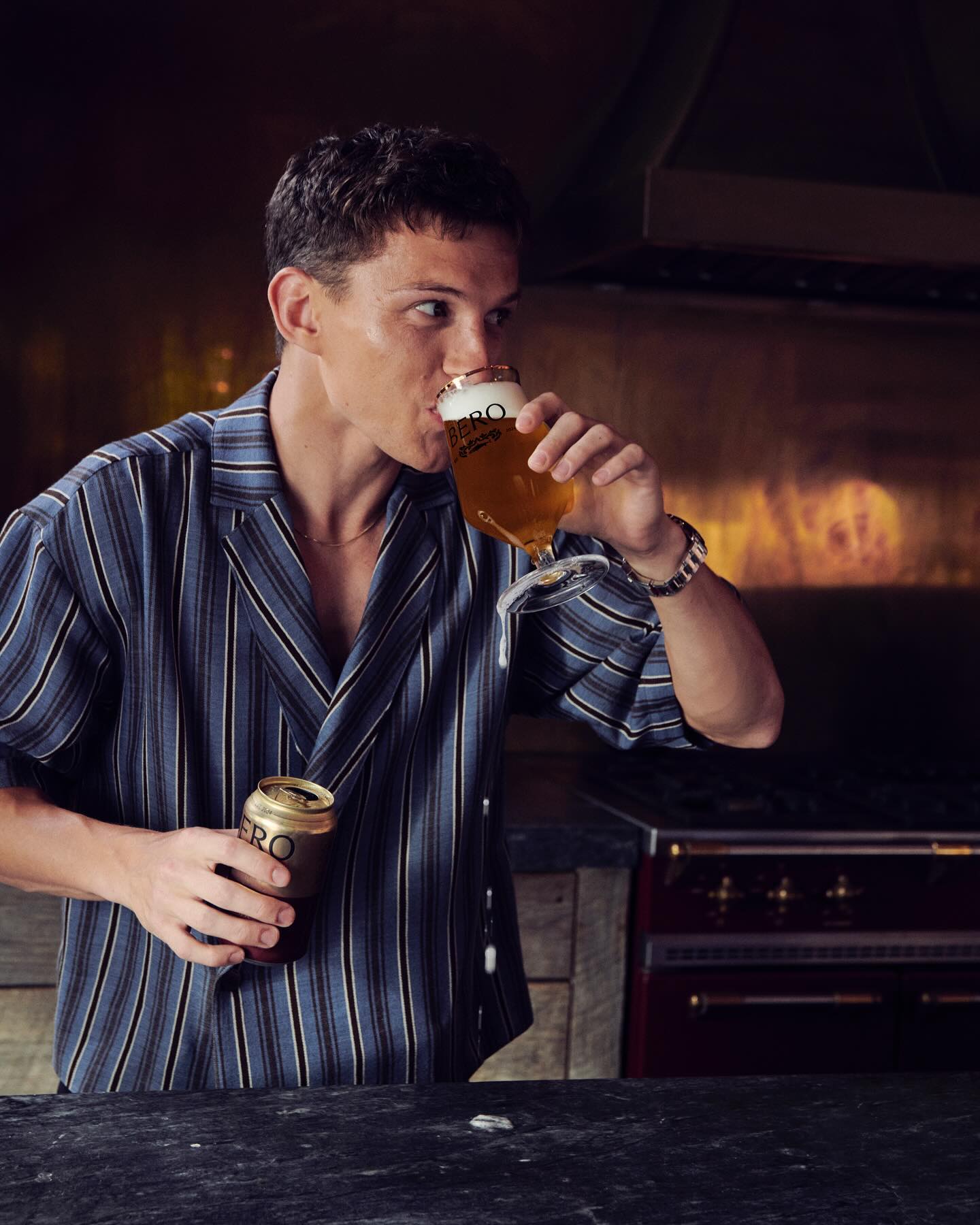 Tom Holland estuvo un año trabajando su abstinencia al alcohol con diferentes tratamientos y retiros, por lo que este nuevo emprendimiento es una muestra de su lucha diaria