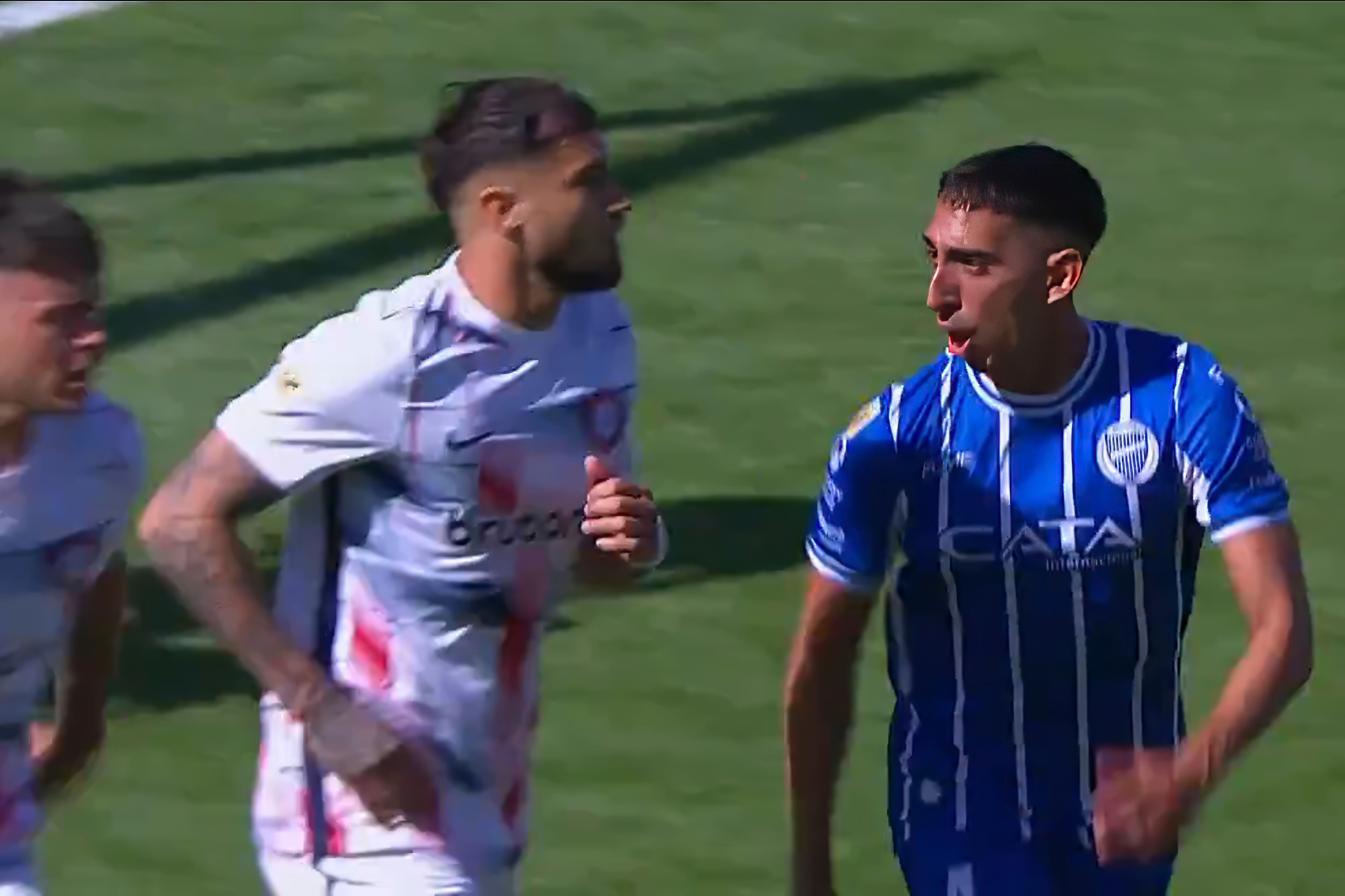 Fydriszewski es increpado por un jugador de Godoy Cruz, luego de picar el penal