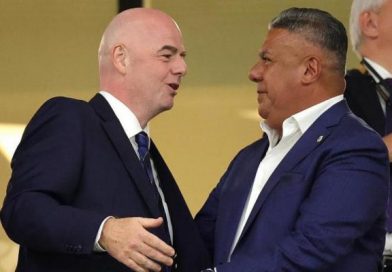 El presidente de FIFA felicitó a Chiqui Tapia por su reelección en AFA y le dio el segundo revés del día a Milei y Macri