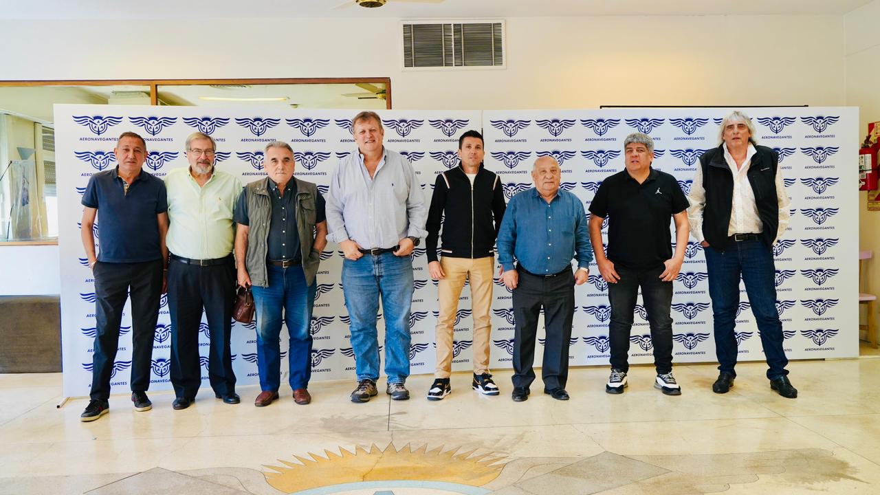 Los sindicalistas Omar Maturano (La Fraternidad), Mario Caligari (UTA), Juan Carlos Schmid (Portuarios), Pablo Biró (Pilotos), Juan Pablo Brey (Aeronavegantes), Raúl Durdos (Marítimos), Pablo Moyano (Camioneros) y Omar Pérez (Camioneros), hoy, en la sede de Aeronavegantes