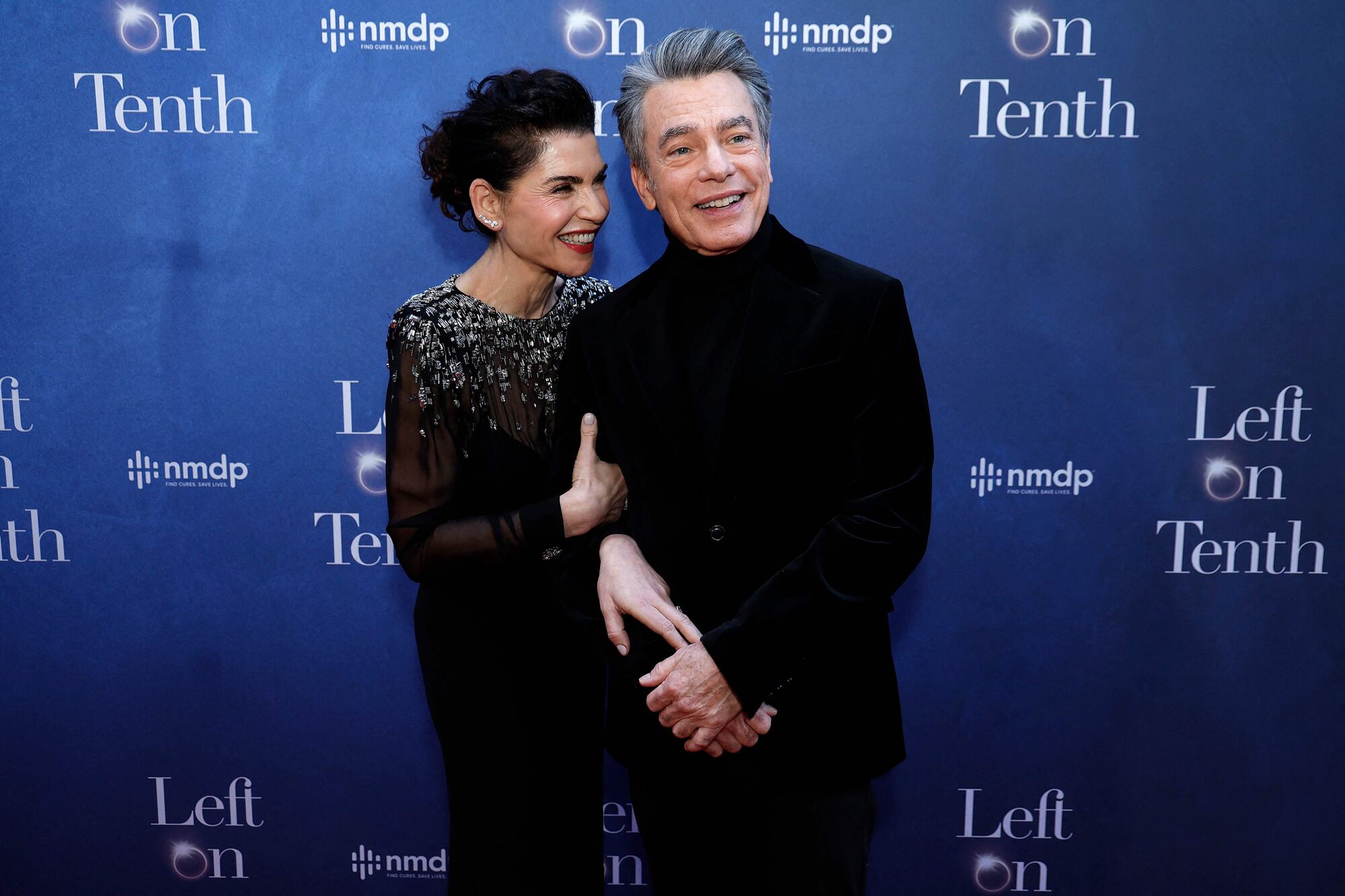 En la ciudad de Nueva York, a su vez, Julianna Margulies y Peter Gallagher se mostraron muy elegantes y felices en el estreno de Left On Tenth, la obra basada en las memorias de Delia Ephron, novelista y guionista de Tienes un e-mail, y su decisión de emprender su propia historia romántica cuando se reencuentra con un hombre de su pasado