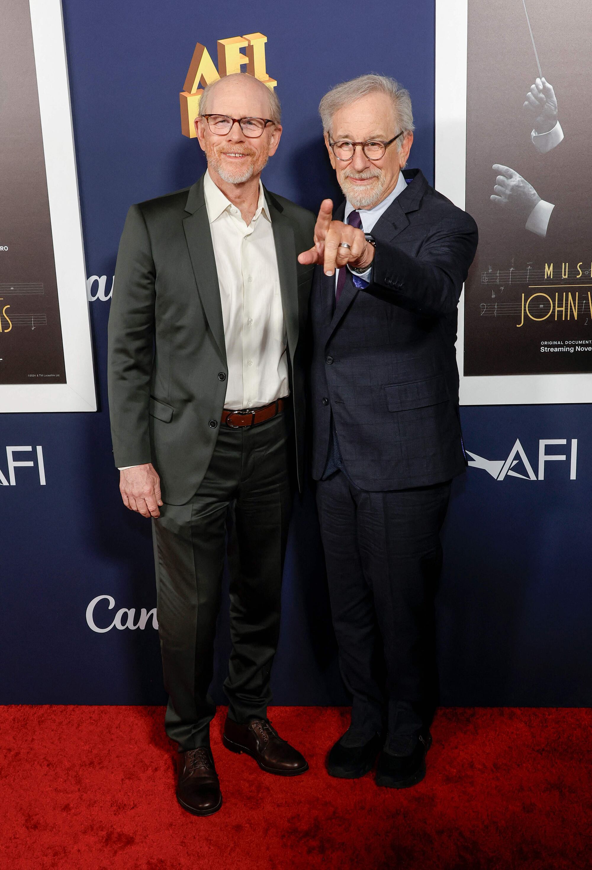 El productor Ron Howard y el célebre Steven Spielberg posaron juntos para las cámaras en la entrada del Teatro Chino de Los Ángeles en la noche del estreno mundial del documental Music By John Williams, en el marco del AFI Fest 2024, organizado por el American Film Institute