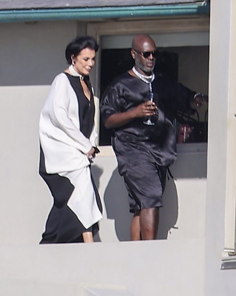 Su madre, que se lució con un vestido blanco y negro, fue una de las más divertidas y se mostró muy acaramelada junto a su pareja, el actor Corey Gamble