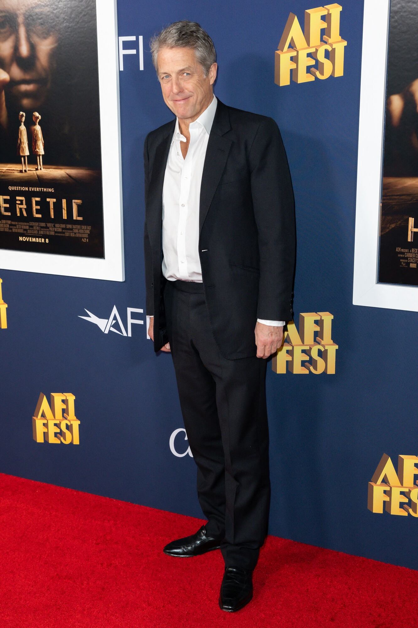 Hugh Grant asistió a la función premiere de Hereje, el film de terror que protagoniza. La presentación de la película se llevó a cabo en el legendario Teatro Chino de Hollywood, ubicado en el boulevard Hollywood, a unos pasos del lugar del famoso incidente ocurrido en 1995, cuando el actor fue detenido por solicitar los servicios de una prostituta. Una coincidencia a la que el intérprete británico hizo alusión cuando le tocó subir al escenario para presentar el film que se estrenará el 21 de noviembre en la Argentina