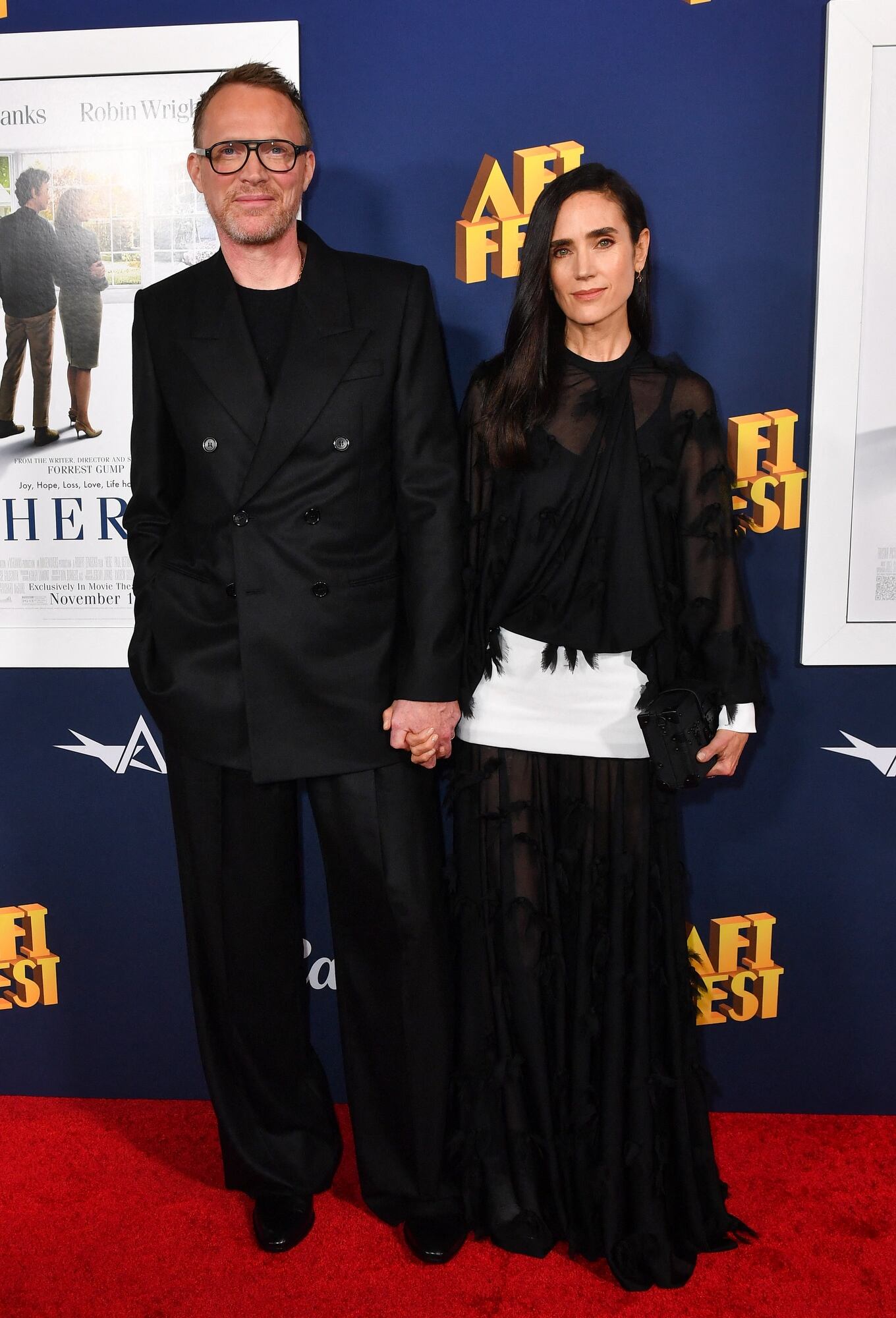 Paul Bettany y Jennifer Connelly asistieron a la premiere mundial del film Aquí, llevada a cabo en el marco del festival organizado por el instituto de cine de los Estados Unidos. La película dirigida por Robert Zemeckis reune en pantalla a Tom Hanks y Robin Wright, el dúo de protagonistas de Forrest Gump, con su realizador. Su estreno local está anunciado para el 9 de enero