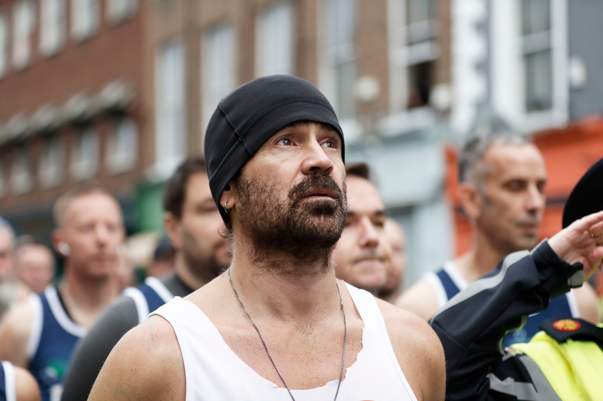 Colin Farrell lleva mucho tiempo entrenándose para correr maratones. Y hoy en su ciudad natal, Dublín, combinó su afición por el deporte con su espíritu solidario. Además de recaudar fondos, para completar la carrera el actor que actualmente protagoniza la serie El pingüino, por HBO y Max, decidió hacer los últimos cuatro kilómetros hasta la meta junto a Emma Fogarty, quien sufre de una rara enfermedad genética-epidérmica 