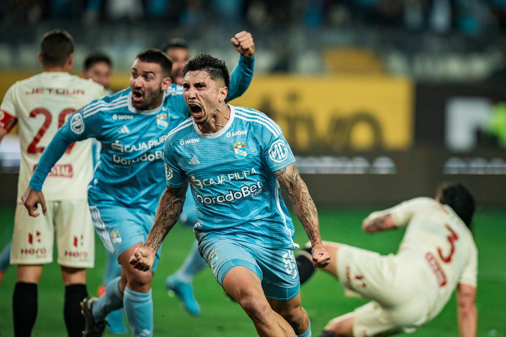 Gustavo Cazonatti anotó el primer gol de Cristal ante Universitario, encaminando el triunfo de los 'celestes' en el estadio Nacional.