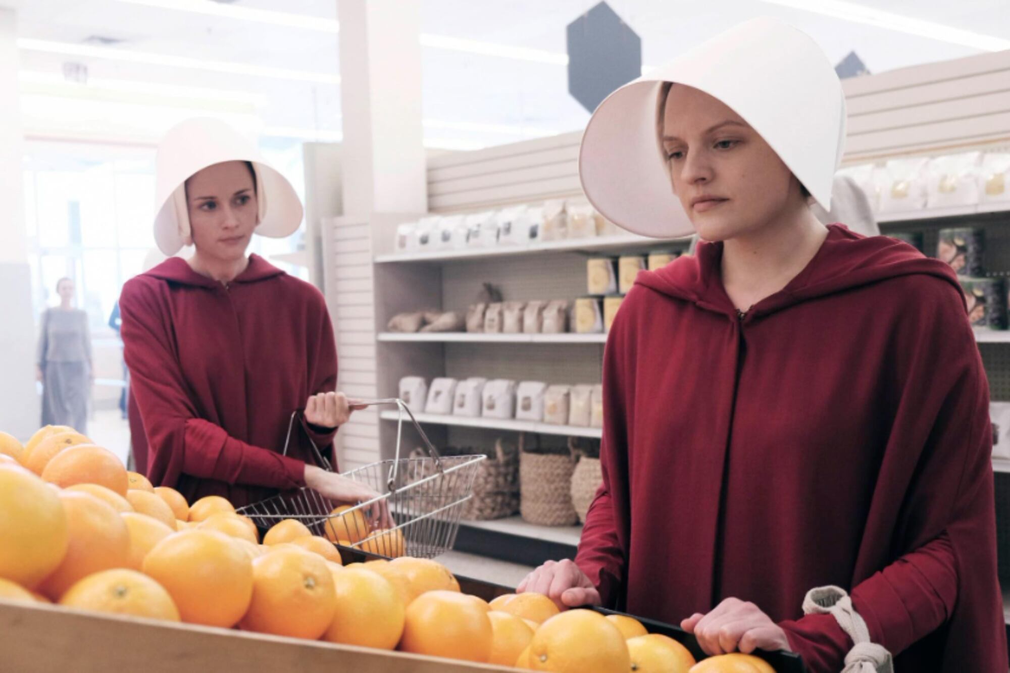 Alexis Bledel y Elisabeth Moss en El cuento de la criada