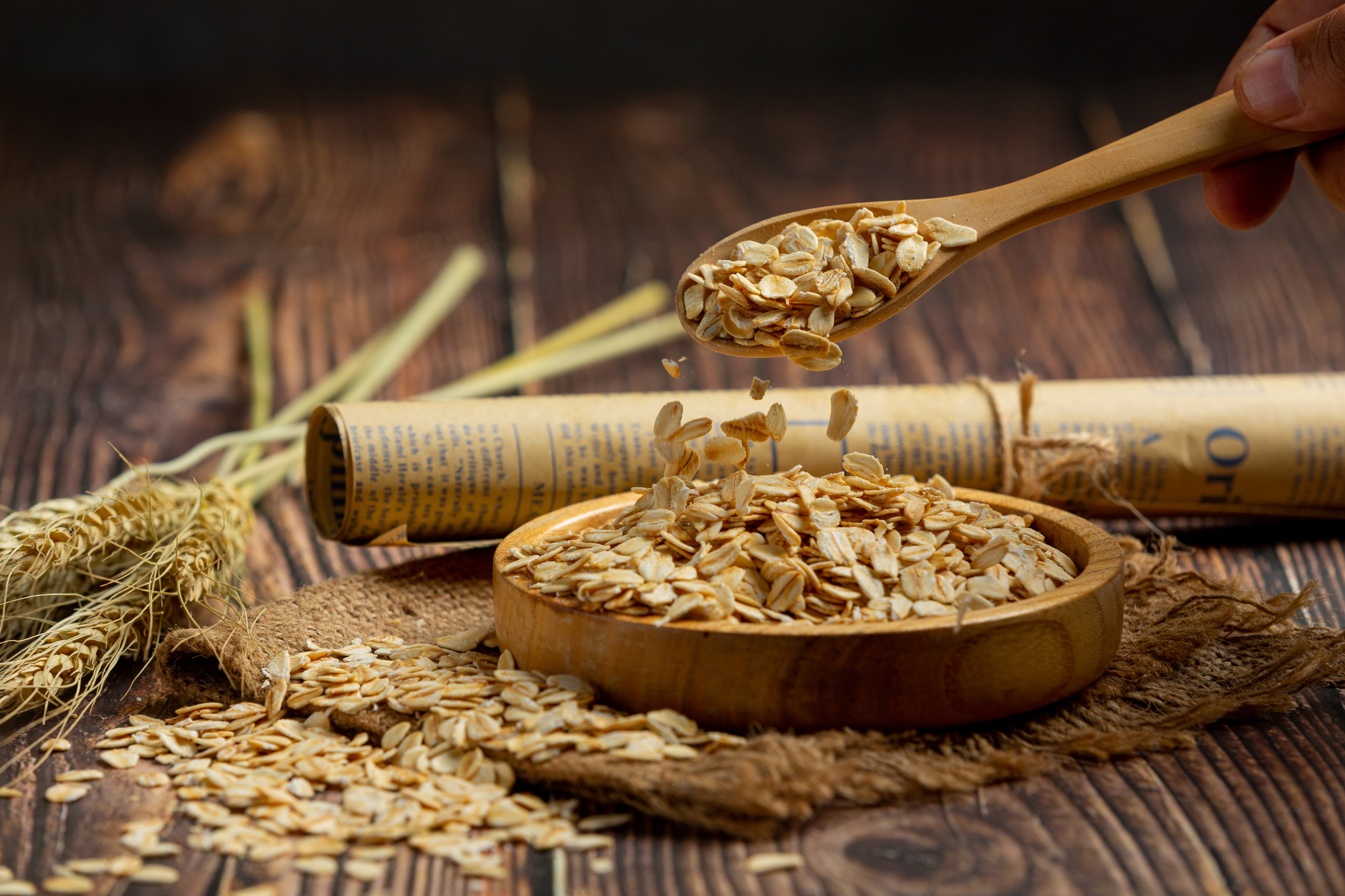 La avena es un cereal integral rico en vitaminas y minerales. Además, es una fuente importante de fibra 