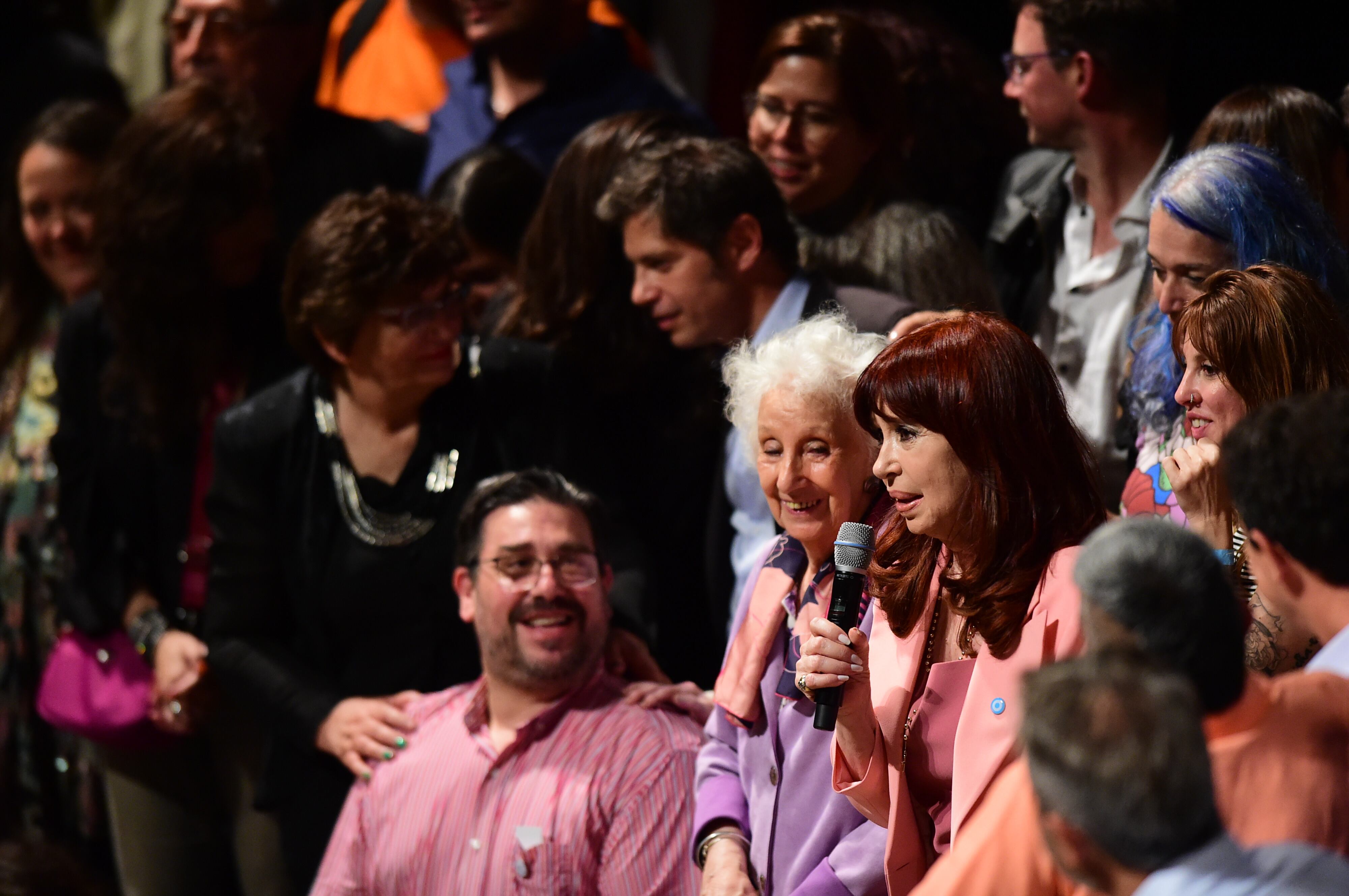 Axel Kicillof, Estela de Carlotto y Cristina Kirchner en el 47 aniversario de Abuelas de Plaza de Mayo, en La Plata