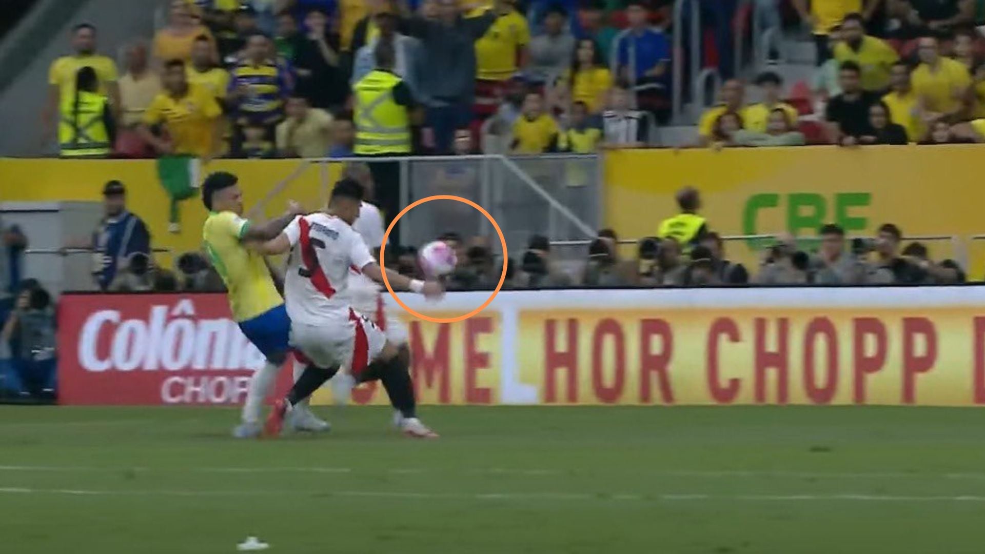 La pelota pegó en la mano de Carlos Zambrano y el árbitro cobró penal a favor de Brasil.