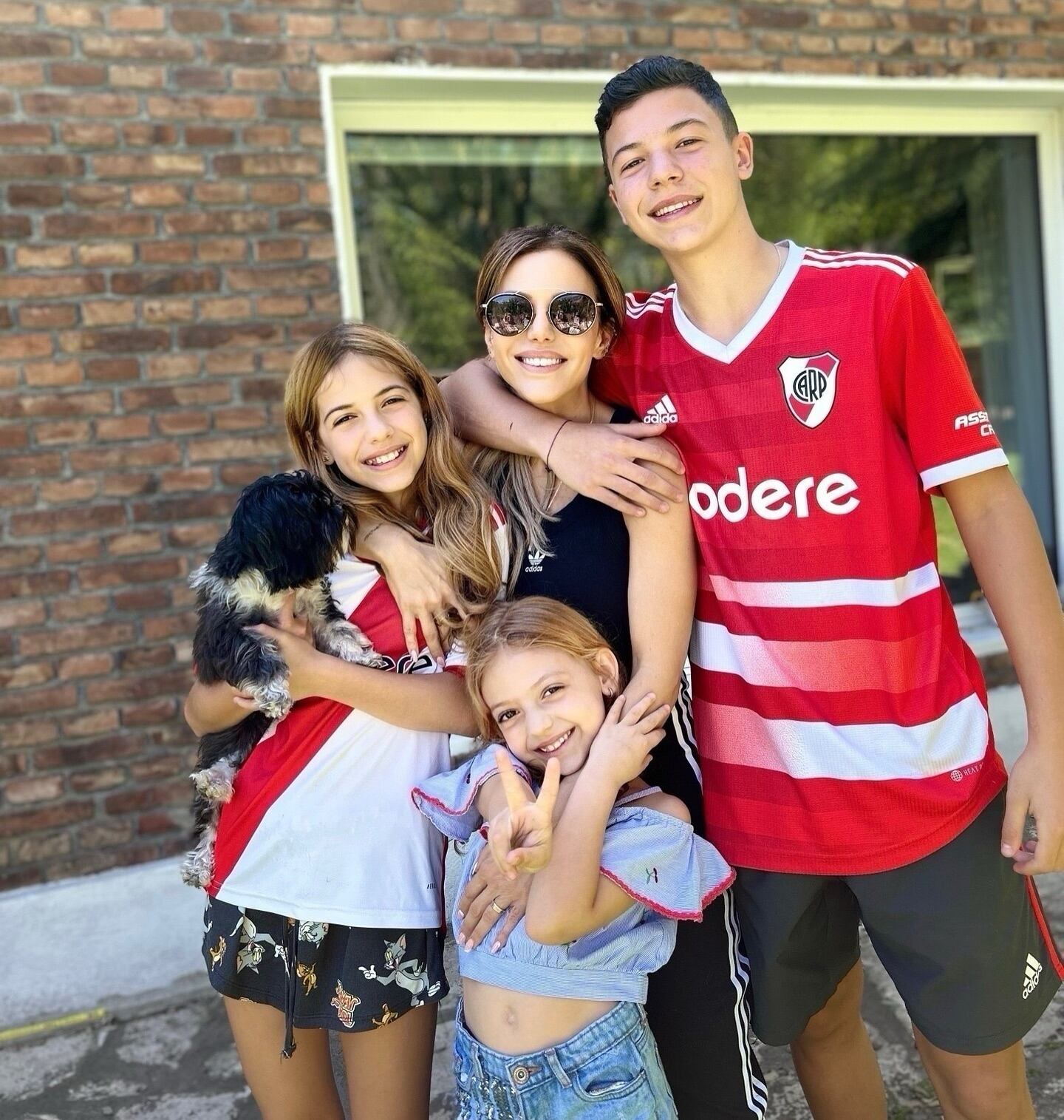 Evangelina Anderson y sus tres hijos son fanáticos de River (Foto: Instagram @evangelinaanderson)