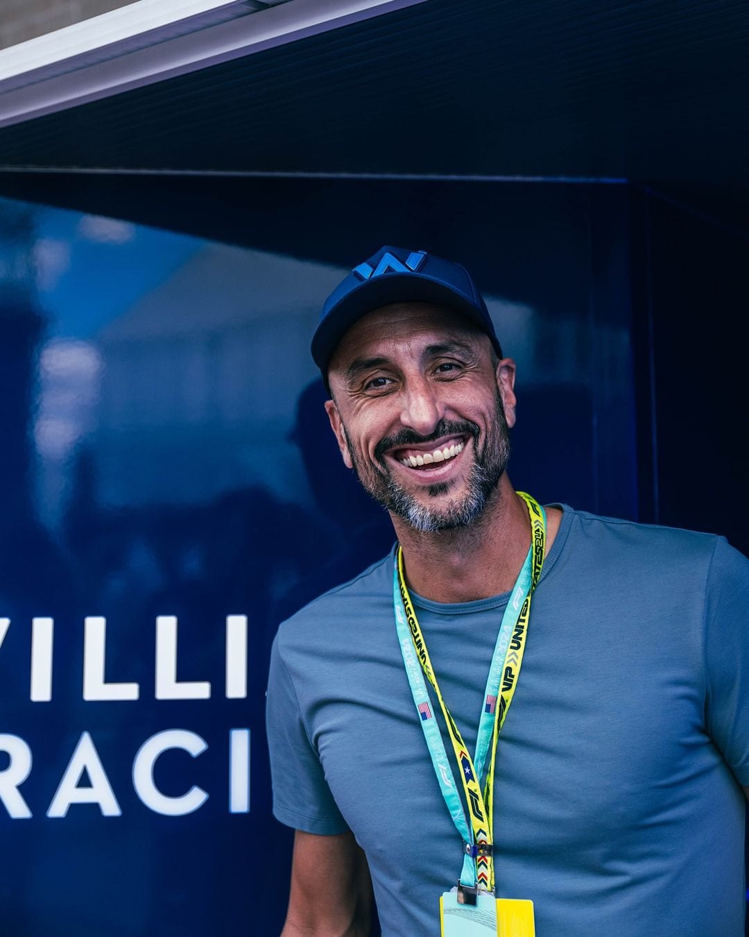 Manu Ginóbili posando con la gorra de Williams Racing(Foto/Instagram: @williamsracing)