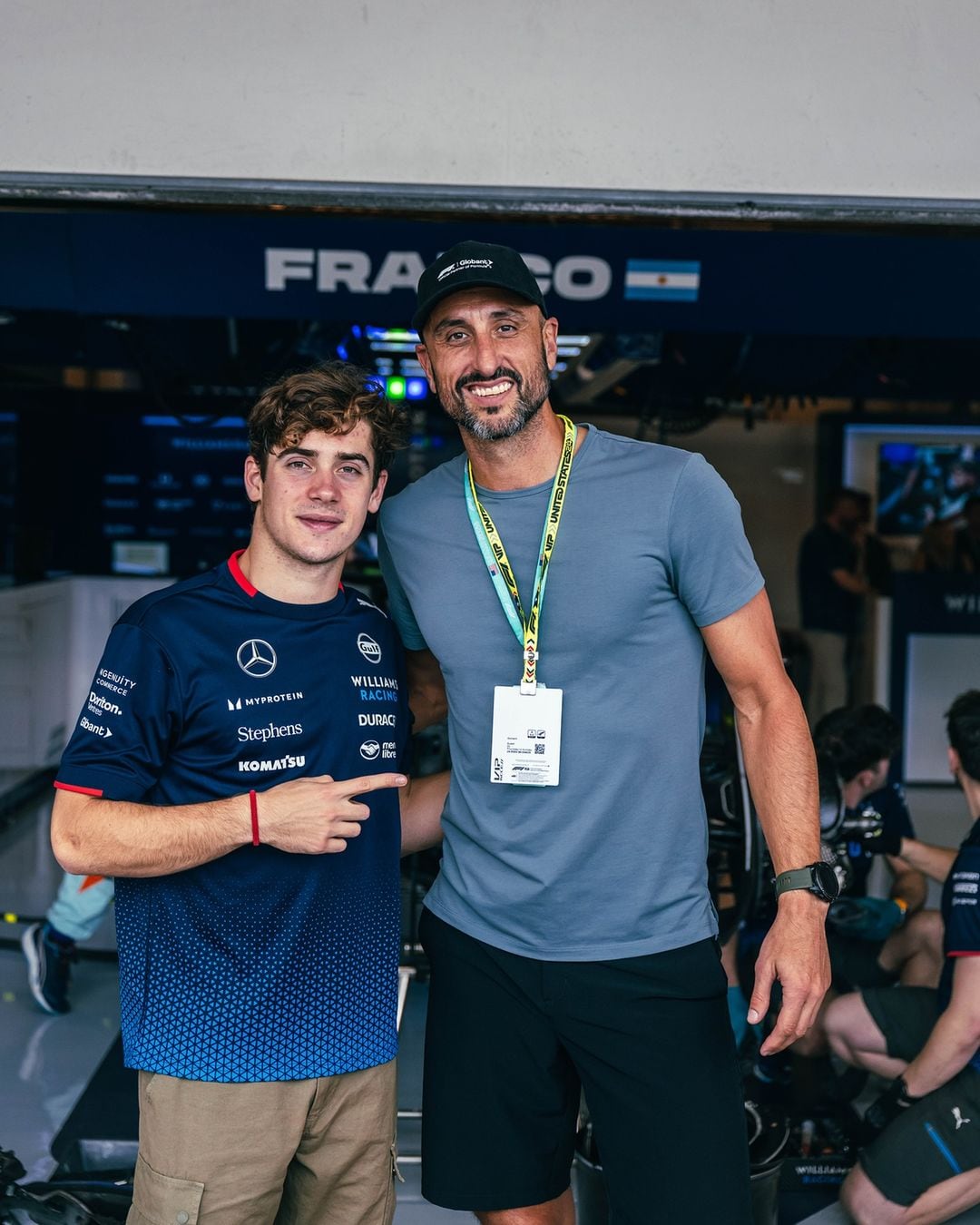 Franco Colapinto y Manu Ginóbili en los boxes de Williams Racing(Foto/Instagram: @williamsracing)