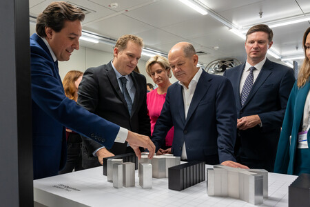 Olaf Scholz On Tour Of The Ibm Data Center In Europe With Jay Gambetta And Dario Gil