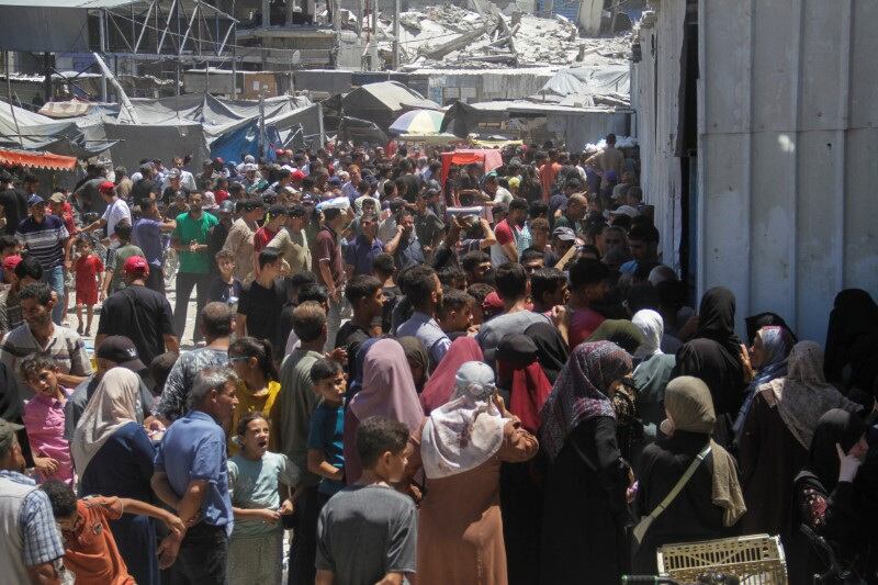 Palestinos se reúnen para recibir alimentos en un centro de distribución de la UNRWA en medio de una crisis de hambre, en Jabaliya en el norte de la Franja de Gaza. 8 de agosto 2024. REUTERS/Mahmoud Issa