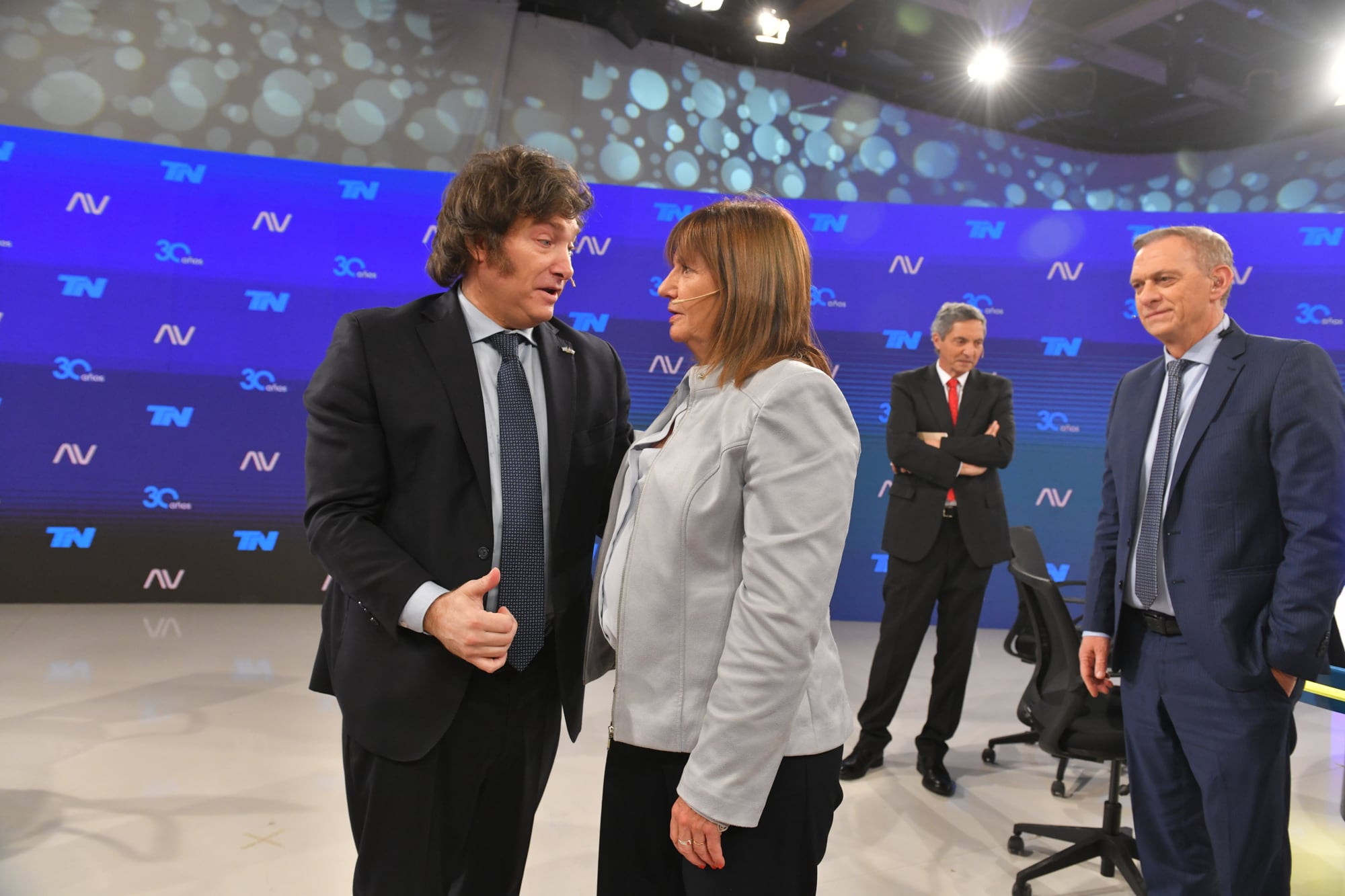 Javier Milei se saluda con Patricia Bullrich y en el Programa a Dos voces el 25 de octubre de 2023 frente a Marcelo Bonelli