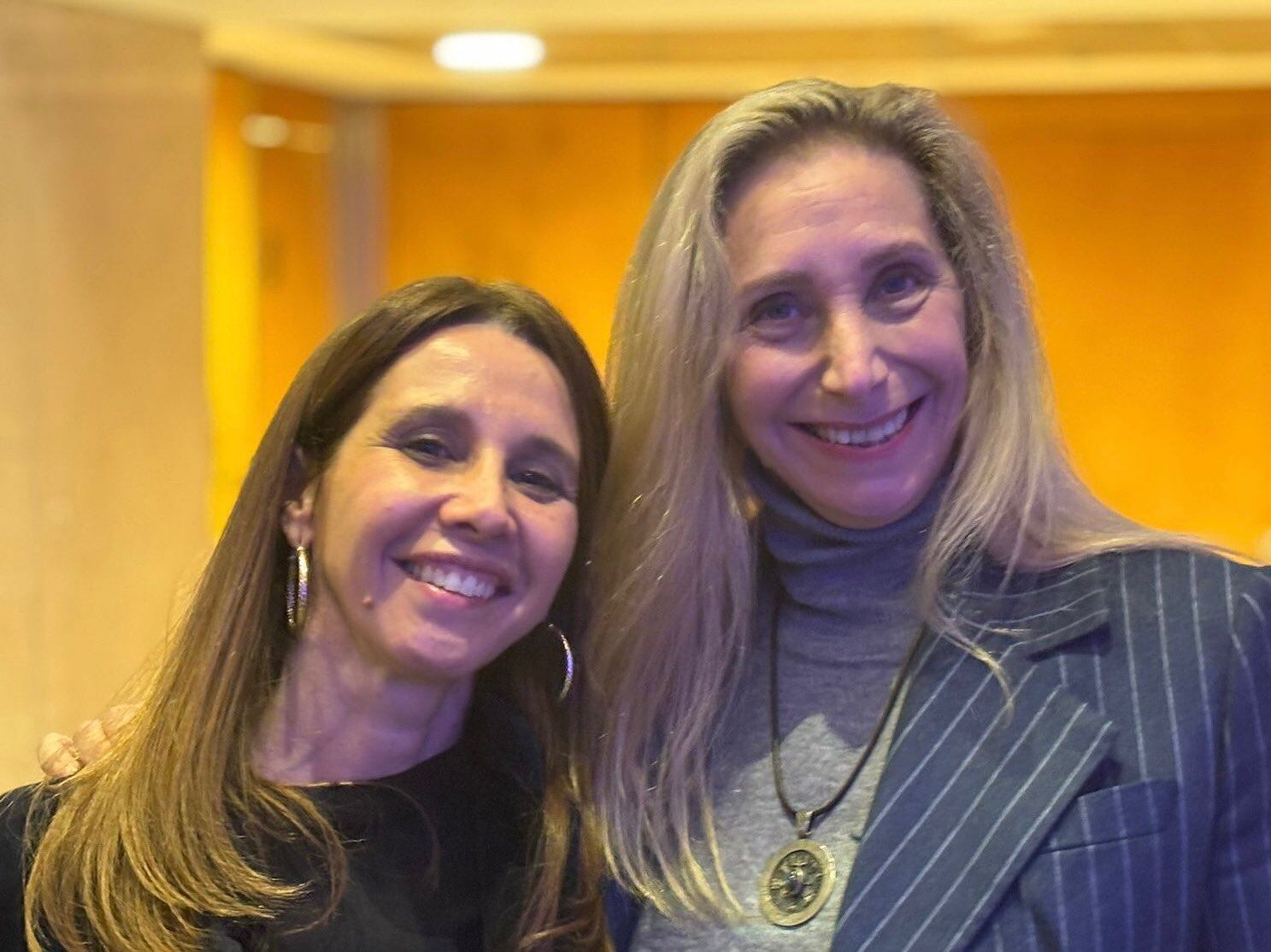 Pilar Ramírez, la autora del proyecto, y Karina Milei, hermana del Presidente