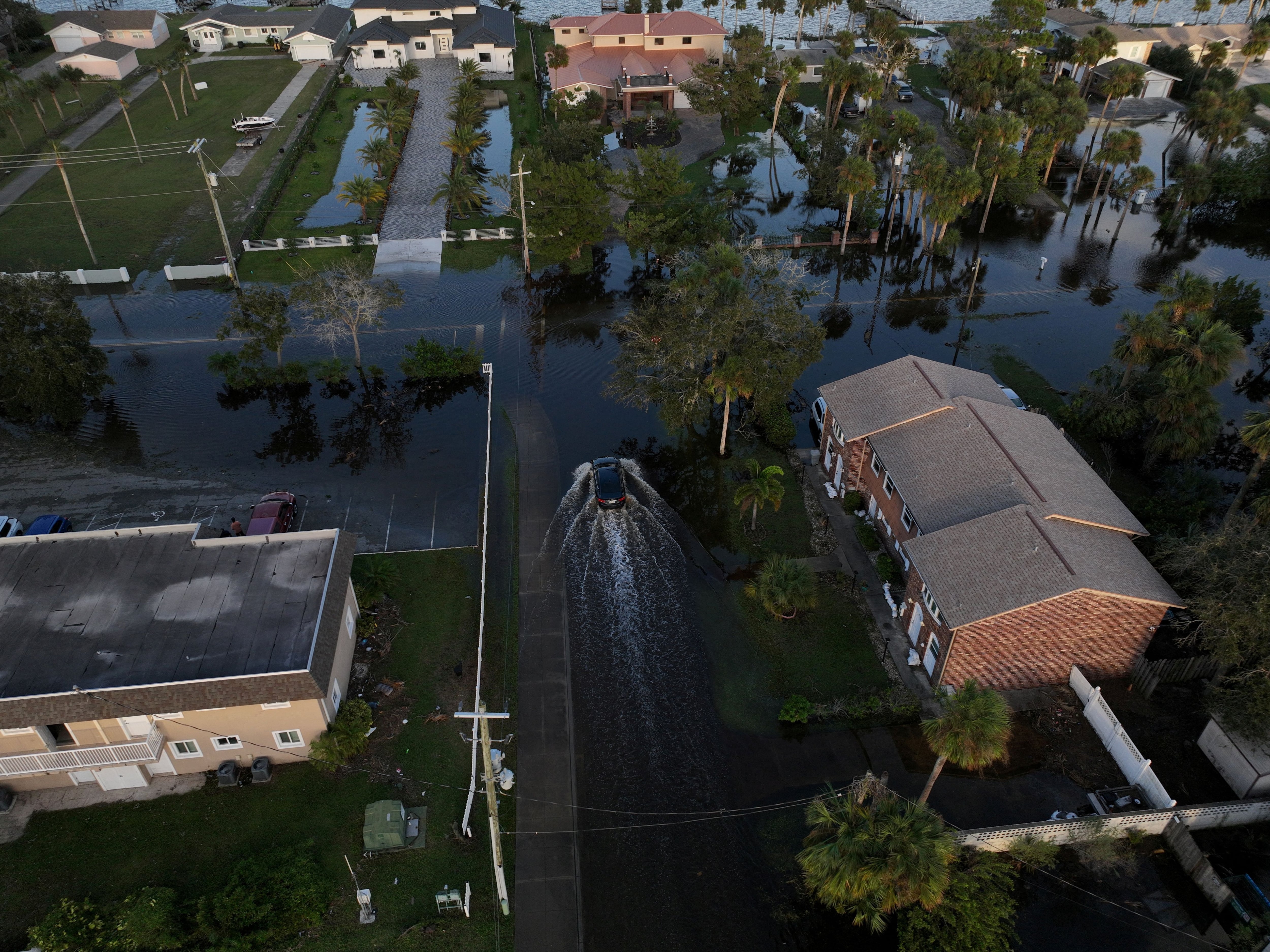 Un dron muestra el daño que dejó el huracán Milton en South Daytona, Florida, U.S. (REUTERS/Ricardo Arduengo)