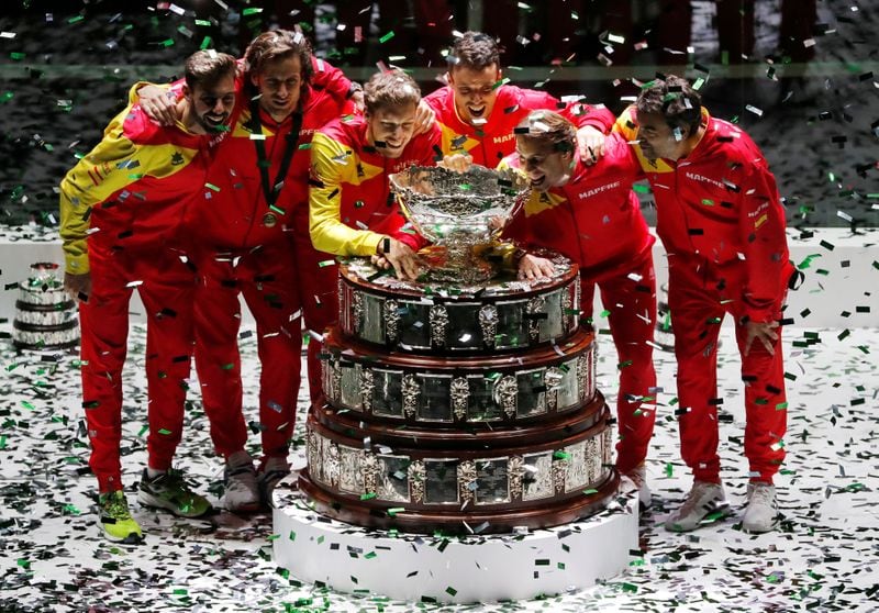 Foto de archivo de Rafael Nadal besando la Ensaladera de Plata después de que España conquistara la Copa Davis en Madrid (Foto REUTERS/Susana Vera)