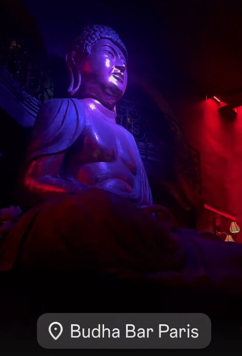 El espectacular Buda gigante que está en la entrada del restaurante de lujo en París