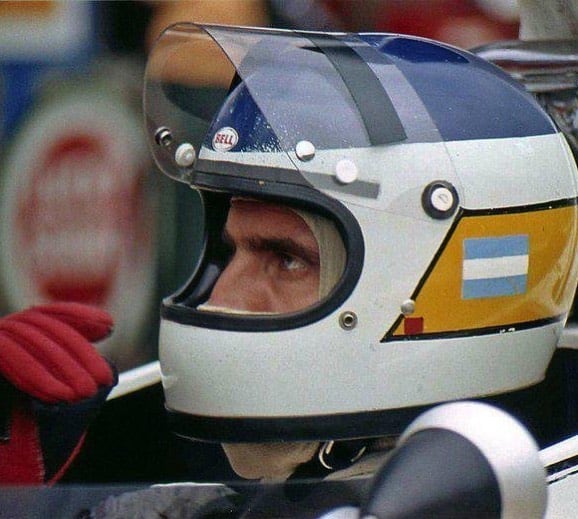 El histórico casco de Carlos Reutemann con color amarillo (Foto/Instagram: @corareutemann.ok)